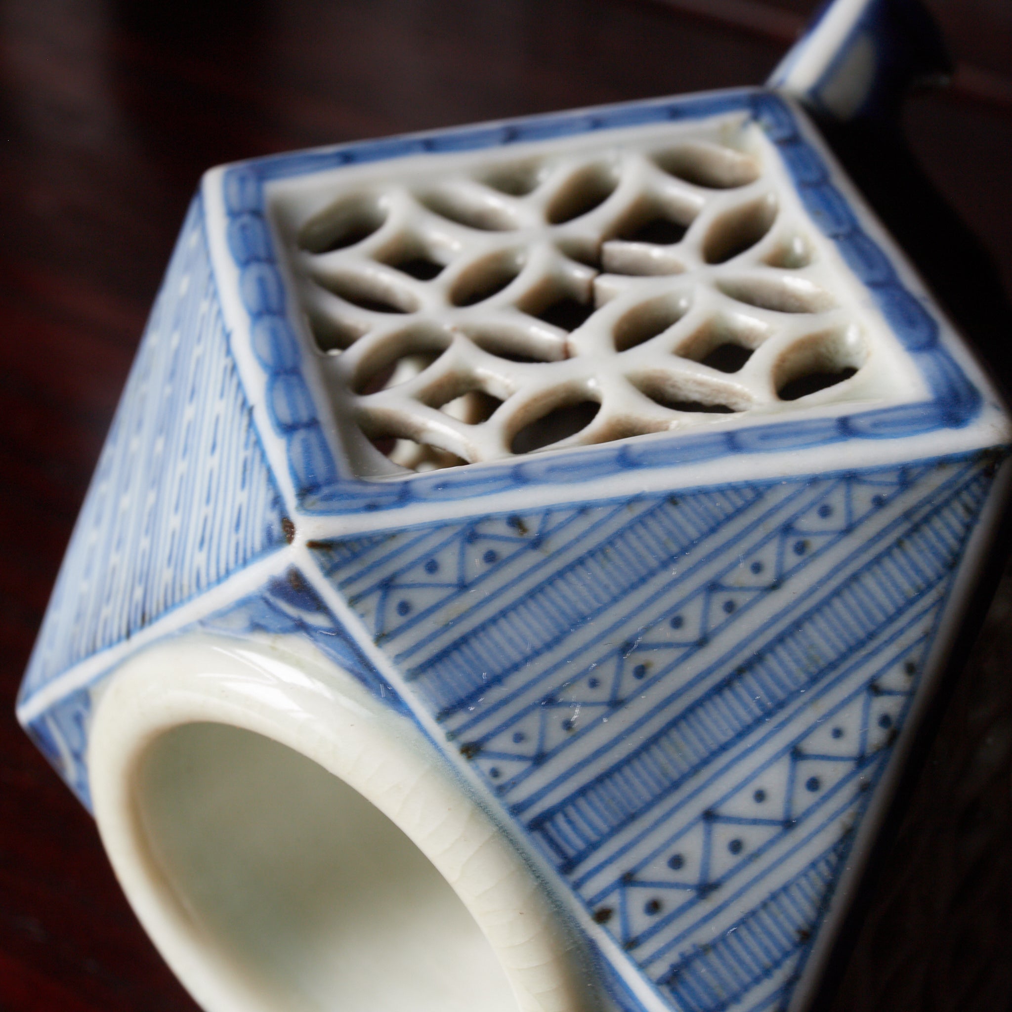 江戸時代 染付透彫方形盃台（1603–1867CE） | 入蘆花（ロカニイル）
