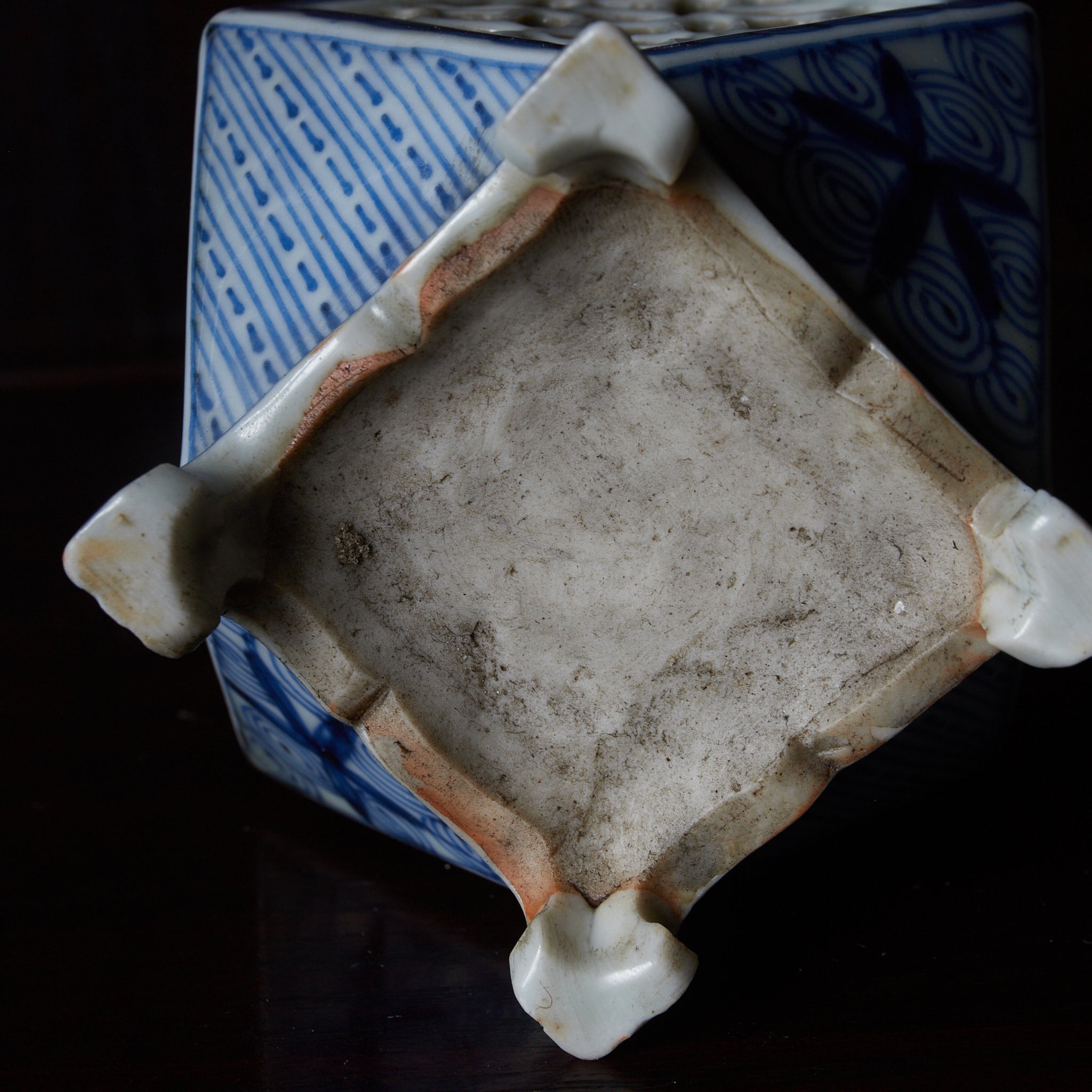 TALLADO CALADO SOPORTE PARA COPA CUADRADO, Azul bajo cubierta, Período Edo（1603–1867 d. C.）