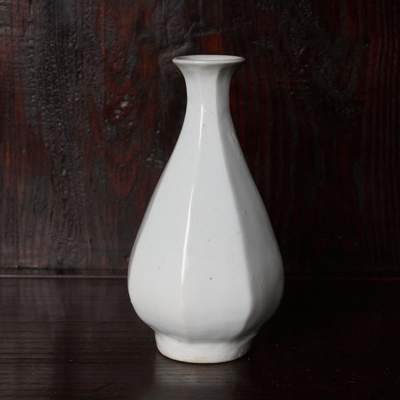 ABGESCHRÄGTE FLASCHE / TOKKURI, Weißporzellan, Joseon-Dynastie（1392–1897 n. Chr.）