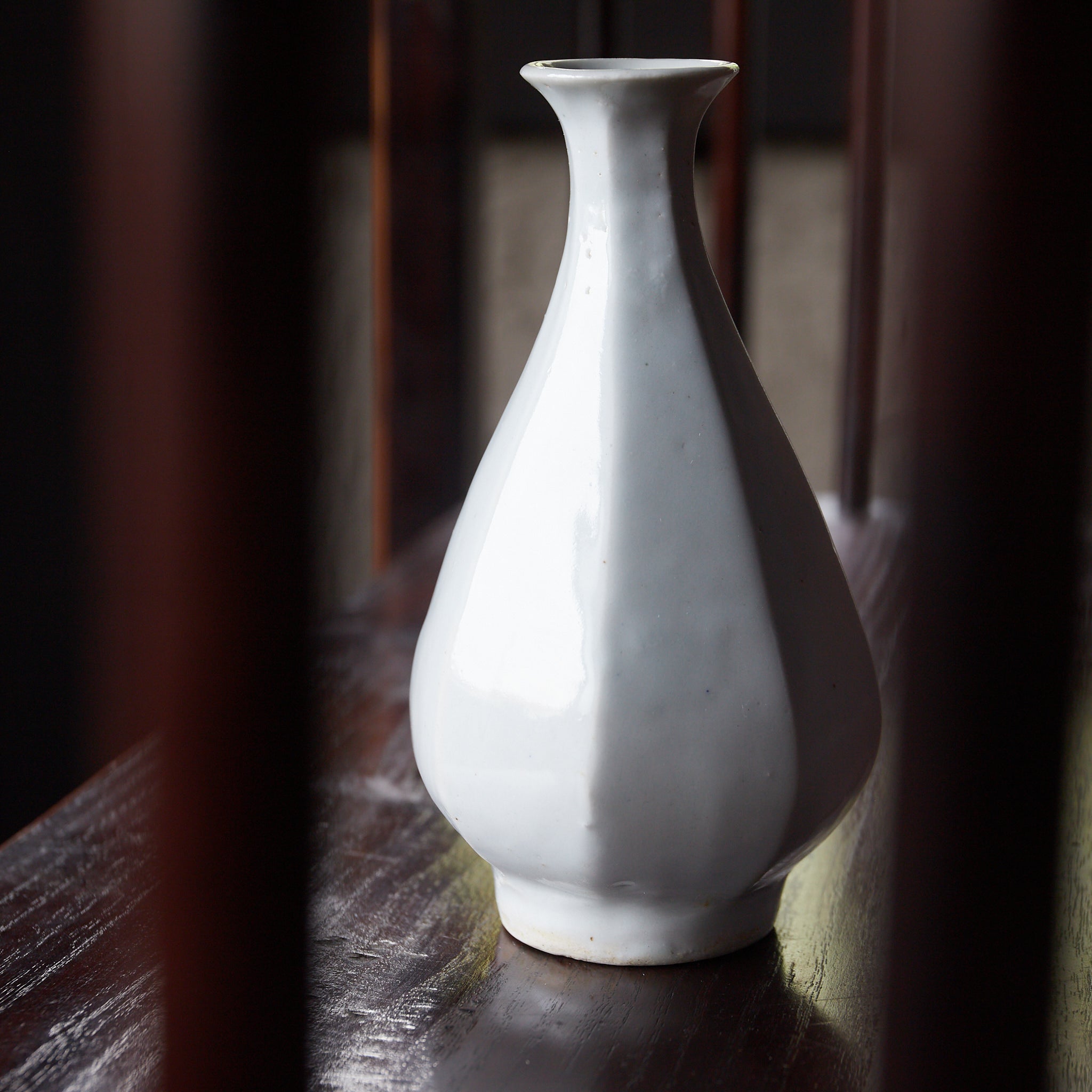 BOUTEILLE BISEAUTÉE / TOKKURI, Porcelaine blanche, Dynastie Joseon（1392–1897 apr. J.-C.）