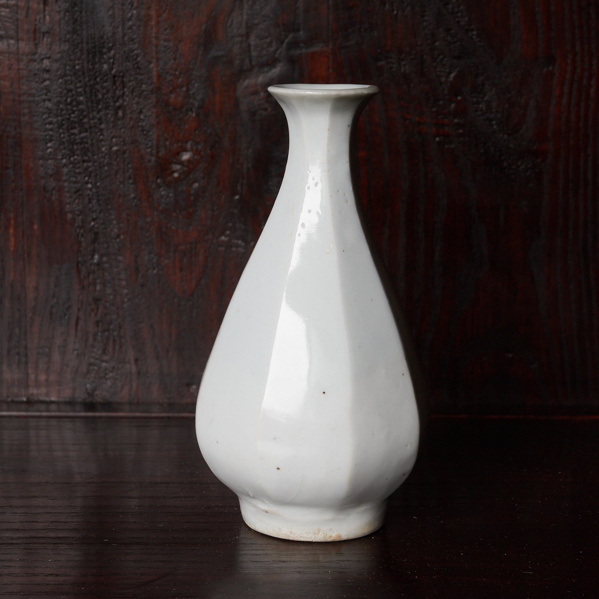 ABGESCHRÄGTE FLASCHE / TOKKURI, Weißporzellan, Joseon-Dynastie（1392–1897 n. Chr.）