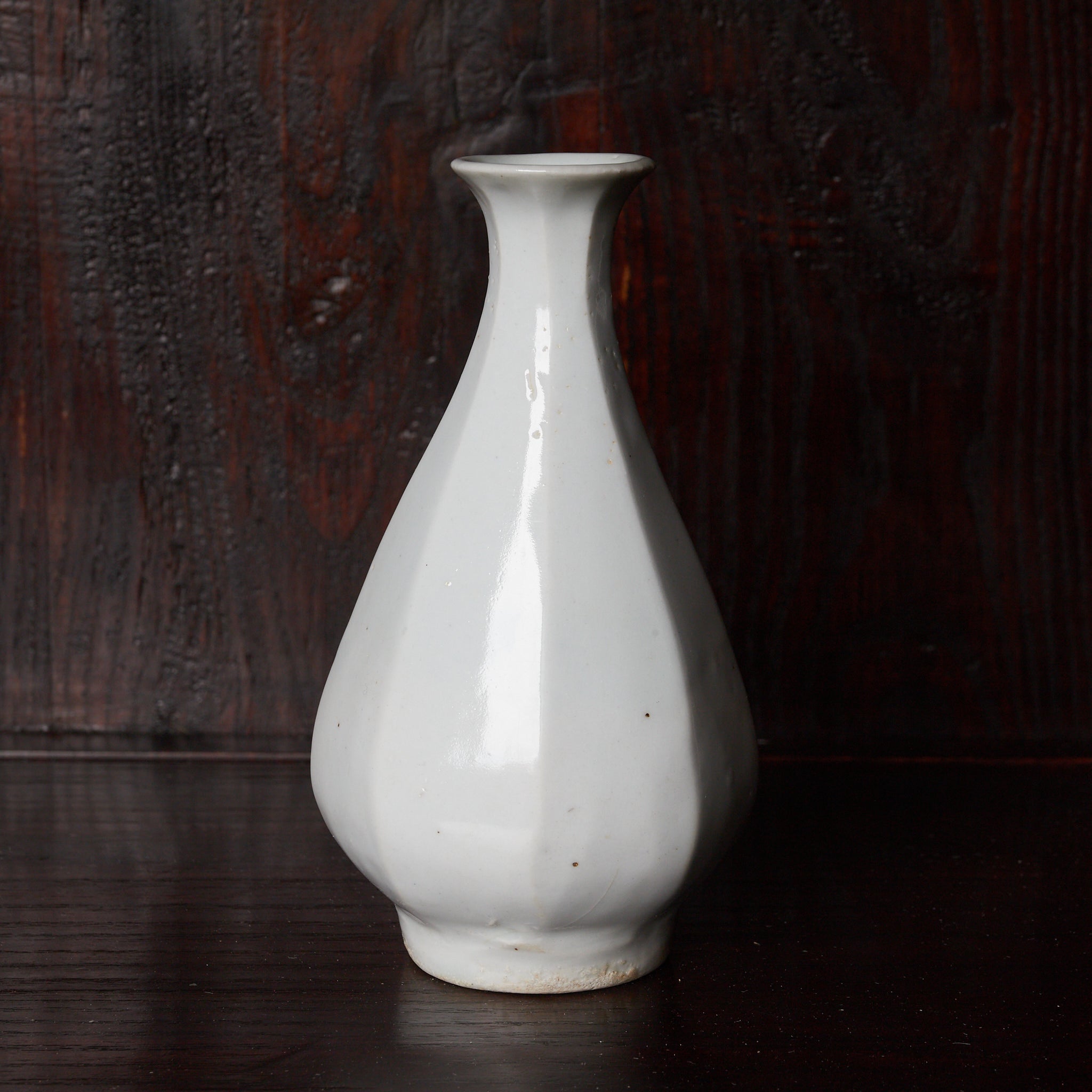 ABGESCHRÄGTE FLASCHE / TOKKURI, Weißporzellan, Joseon-Dynastie（1392–1897 n. Chr.）