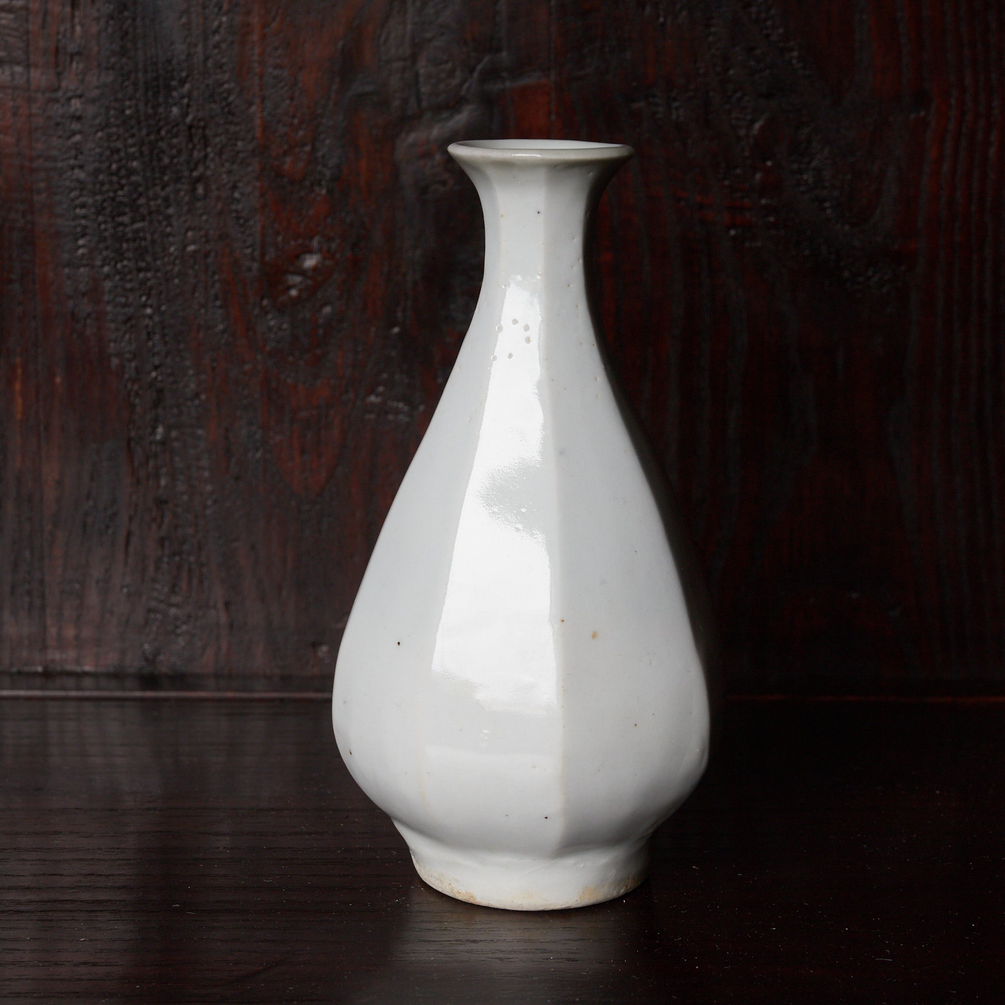 ABGESCHRÄGTE FLASCHE / TOKKURI, Weißporzellan, Joseon-Dynastie（1392–1897 n. Chr.）