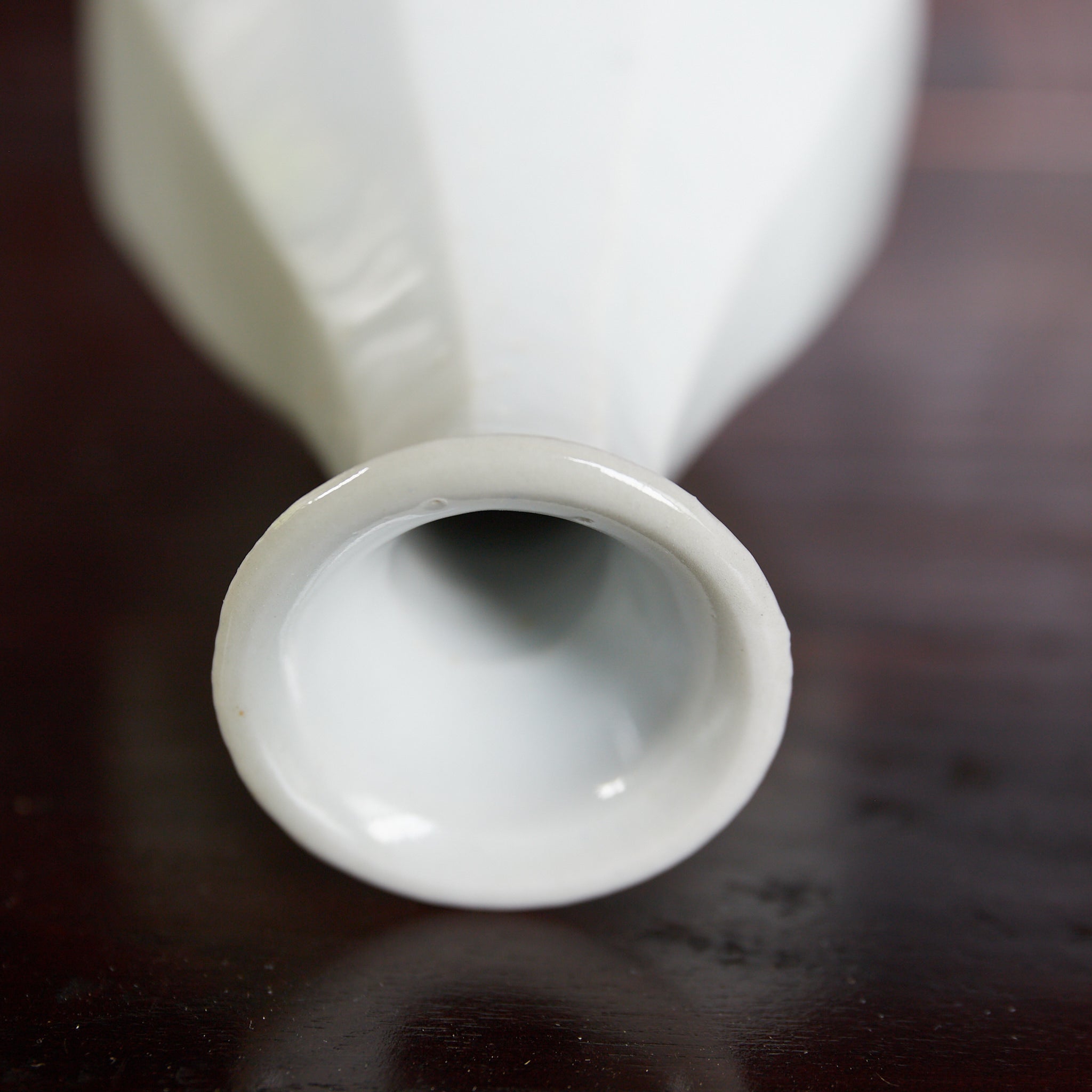 ABGESCHRÄGTE FLASCHE / TOKKURI, Weißporzellan, Joseon-Dynastie（1392–1897 n. Chr.）