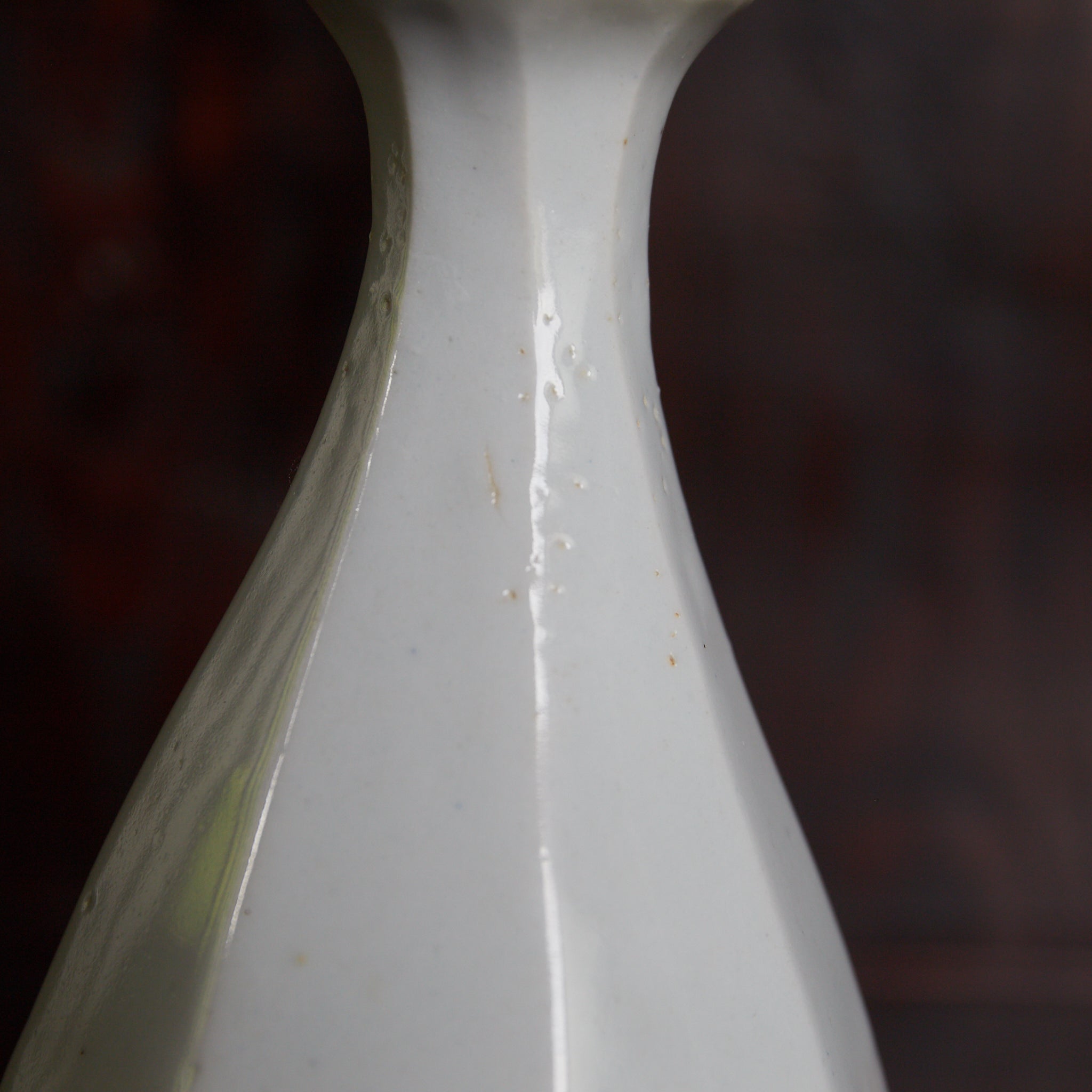 ABGESCHRÄGTE FLASCHE / TOKKURI, Weißporzellan, Joseon-Dynastie（1392–1897 n. Chr.）