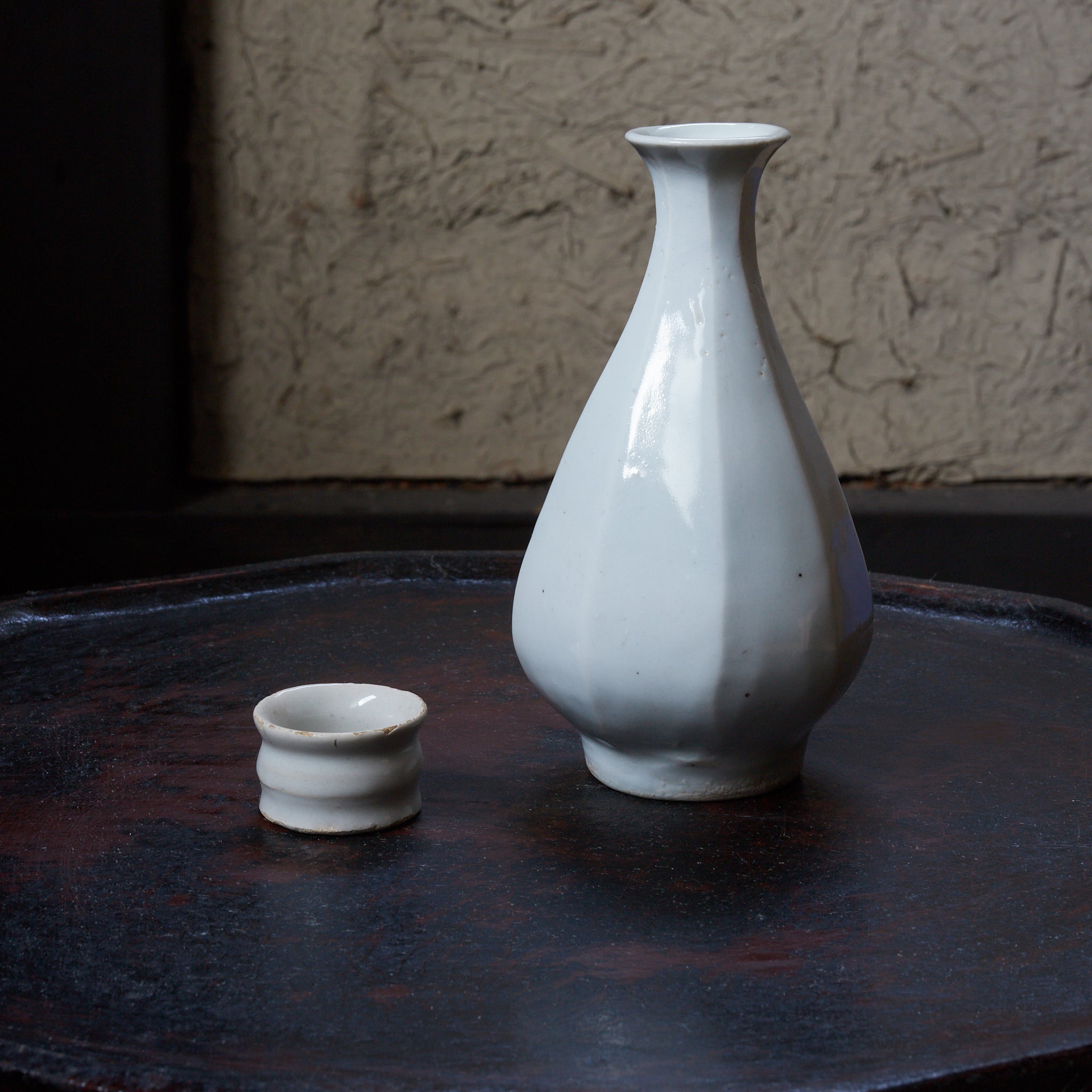 ABGESCHRÄGTE FLASCHE / TOKKURI, Weißporzellan, Joseon-Dynastie（1392–1897 n. Chr.）