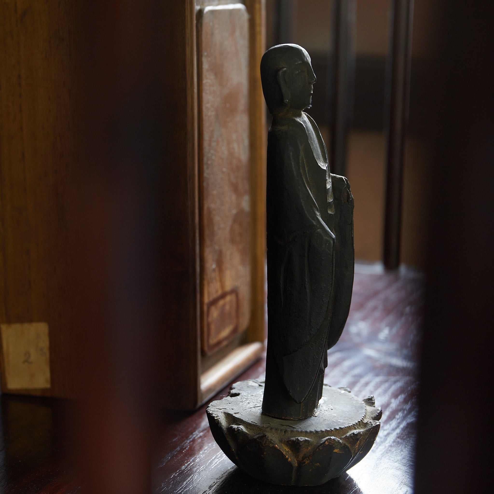 ESTATUA BUDISTA KIRISHITAN CON CRUZ GRABADA, con caja de madera, Período Azuchi-Momoyama–Edo（1573–1867 d. C.）