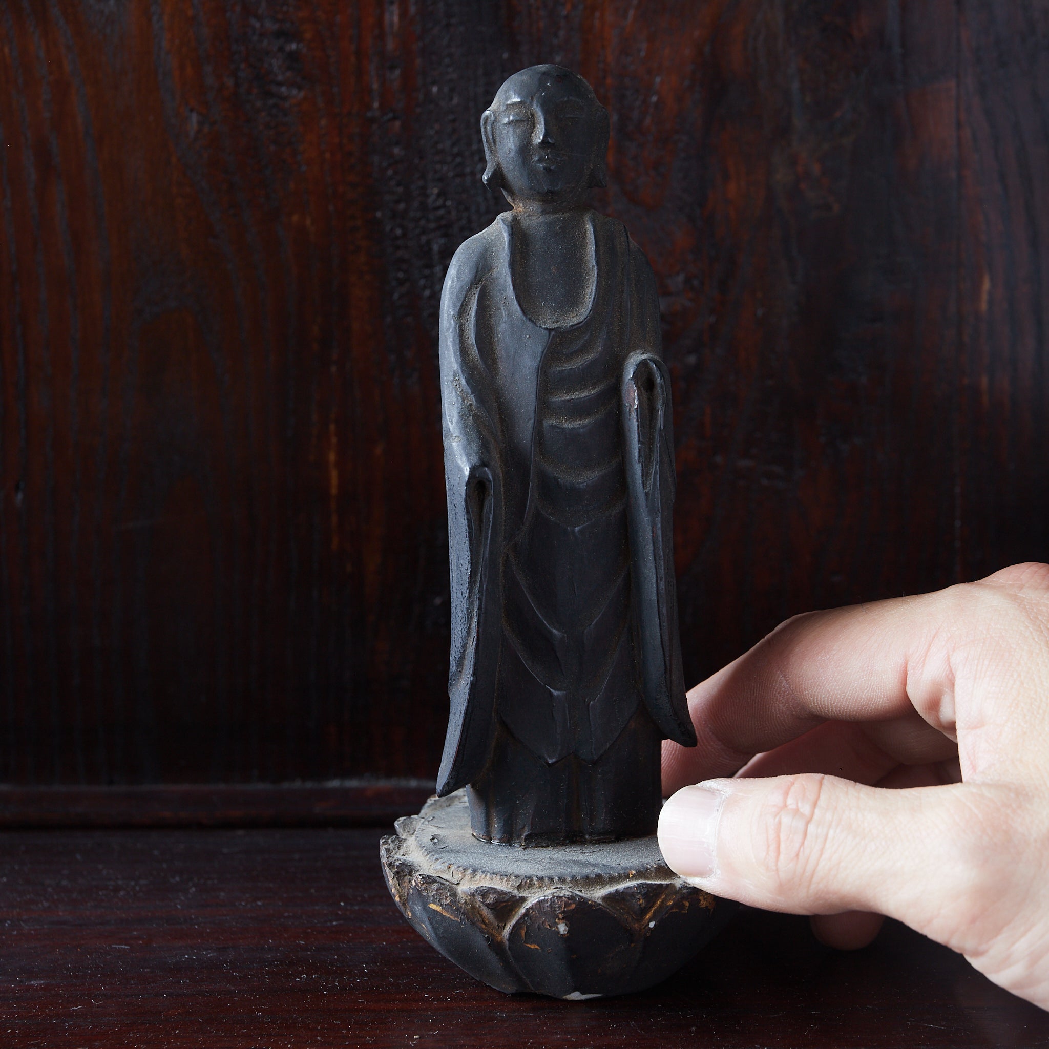 ESTATUA BUDISTA KIRISHITAN CON CRUZ GRABADA, con caja de madera, Período Azuchi-Momoyama–Edo（1573–1867 d. C.）