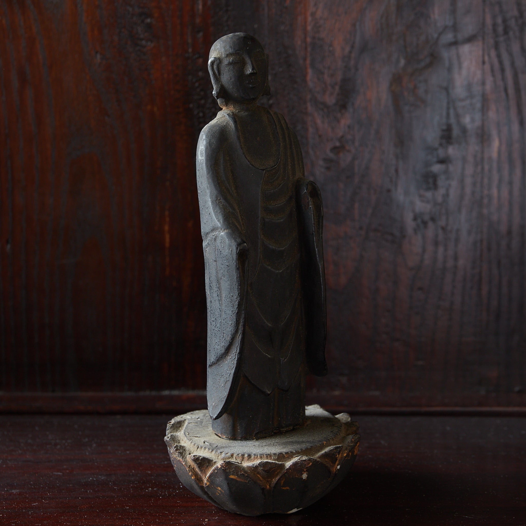 ESTATUA BUDISTA KIRISHITAN CON CRUZ GRABADA, con caja de madera, Período Azuchi-Momoyama–Edo（1573–1867 d. C.）