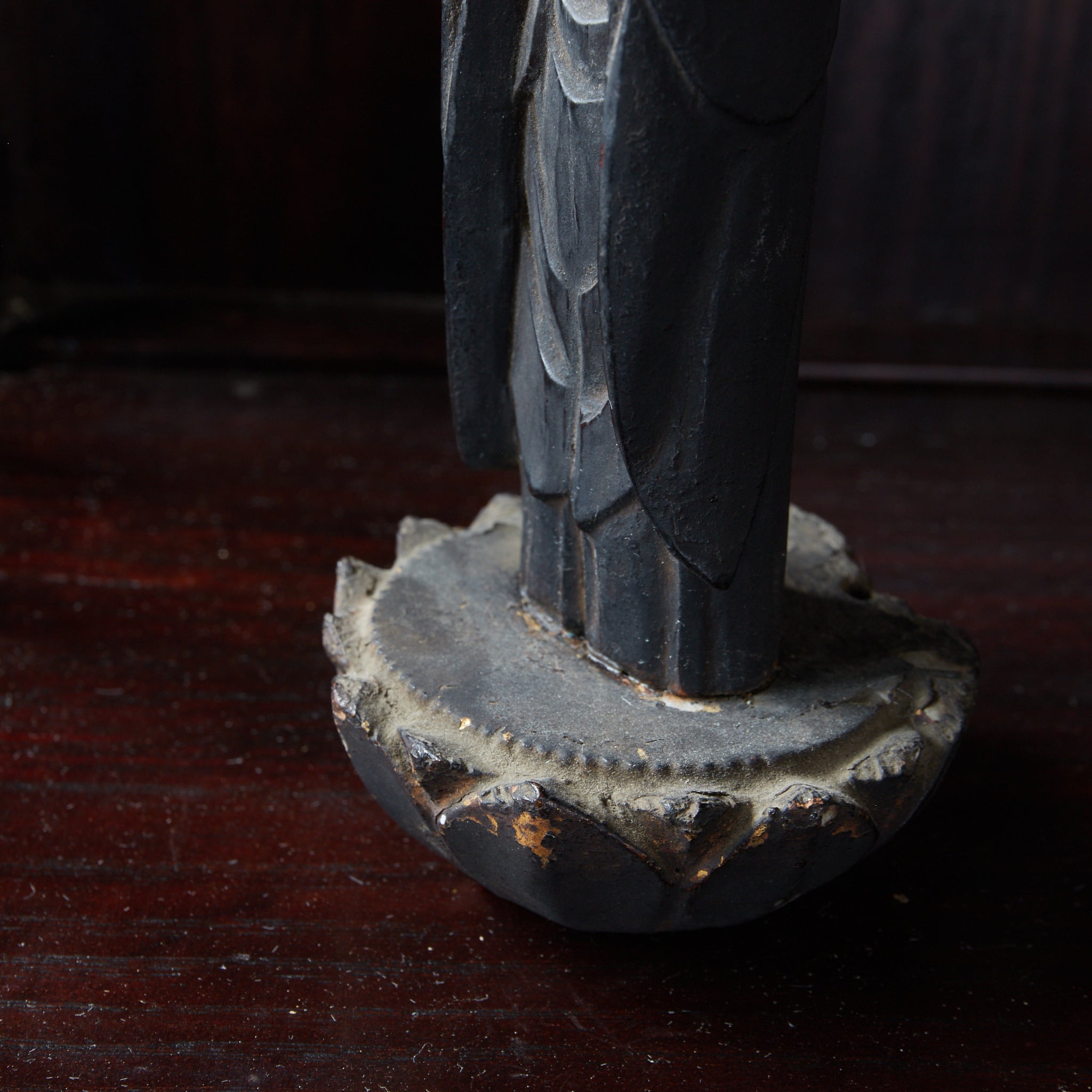 ESTATUA BUDISTA KIRISHITAN CON CRUZ GRABADA, con caja de madera, Período Azuchi-Momoyama–Edo（1573–1867 d. C.）