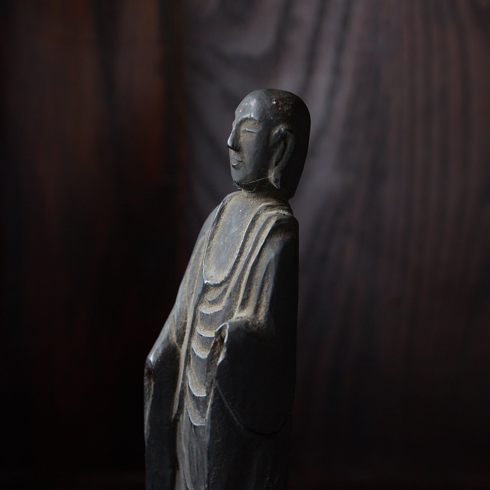 ESTATUA BUDISTA KIRISHITAN CON CRUZ GRABADA, con caja de madera, Período Azuchi-Momoyama–Edo（1573–1867 d. C.）
