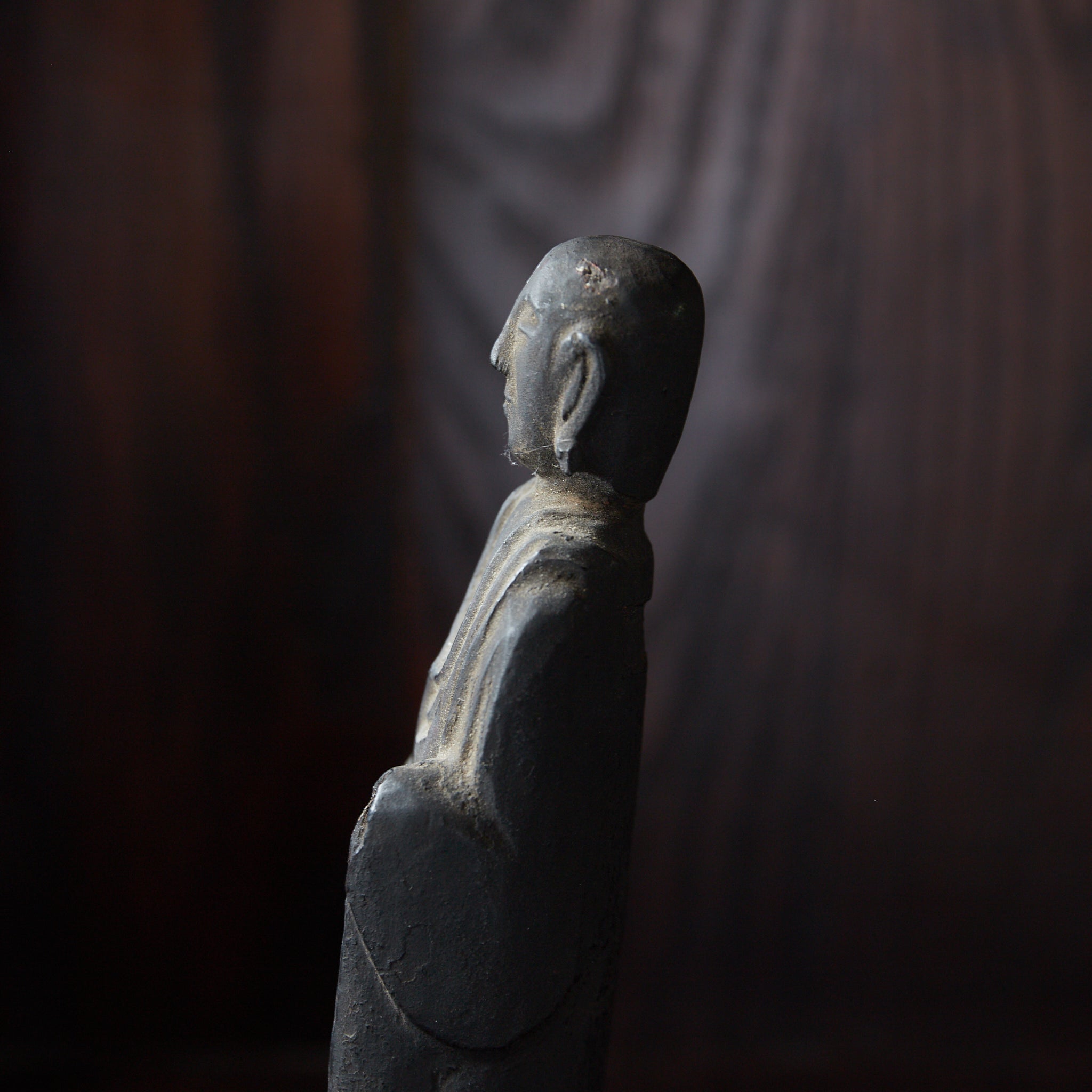 ESTATUA BUDISTA KIRISHITAN CON CRUZ GRABADA, con caja de madera, Período Azuchi-Momoyama–Edo（1573–1867 d. C.）