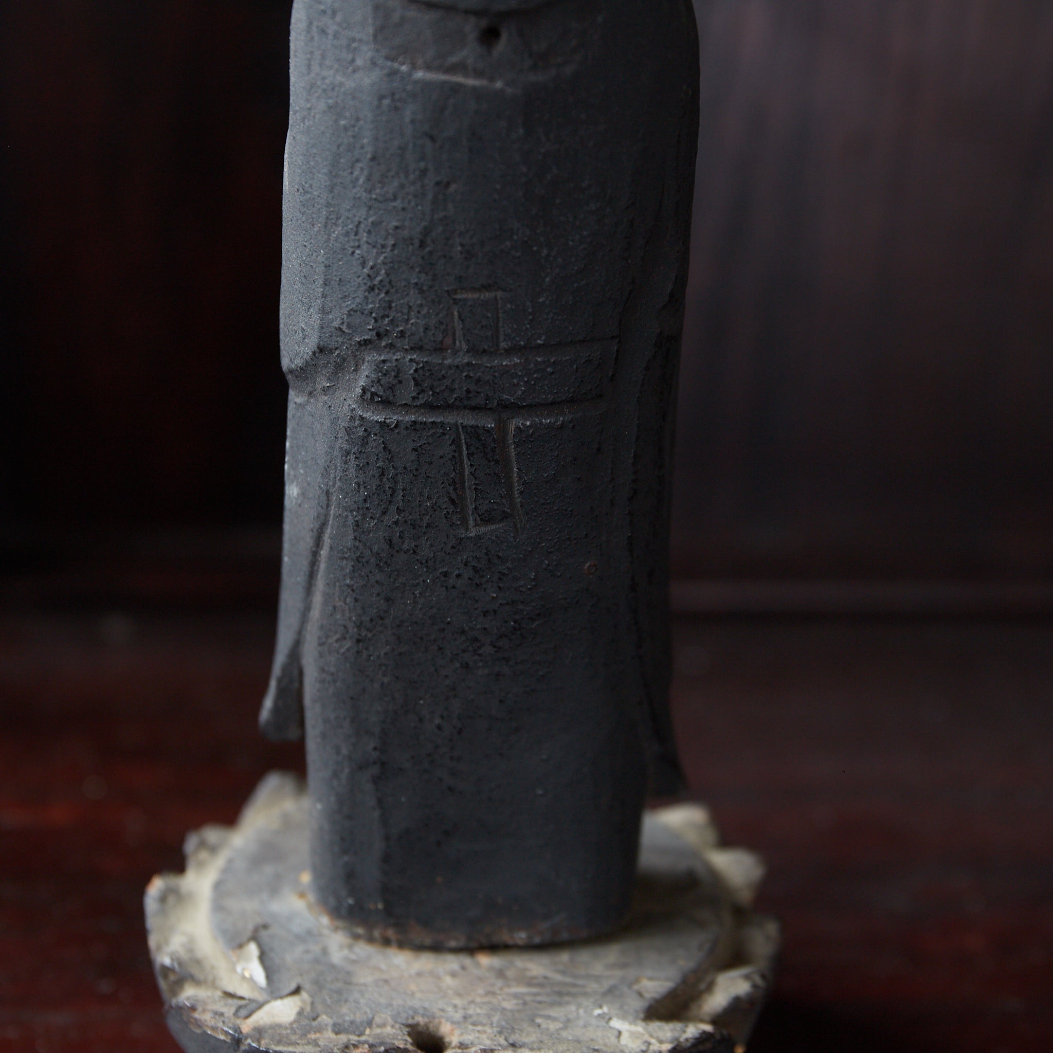 ESTATUA BUDISTA KIRISHITAN CON CRUZ GRABADA, con caja de madera, Período Azuchi-Momoyama–Edo（1573–1867 d. C.）