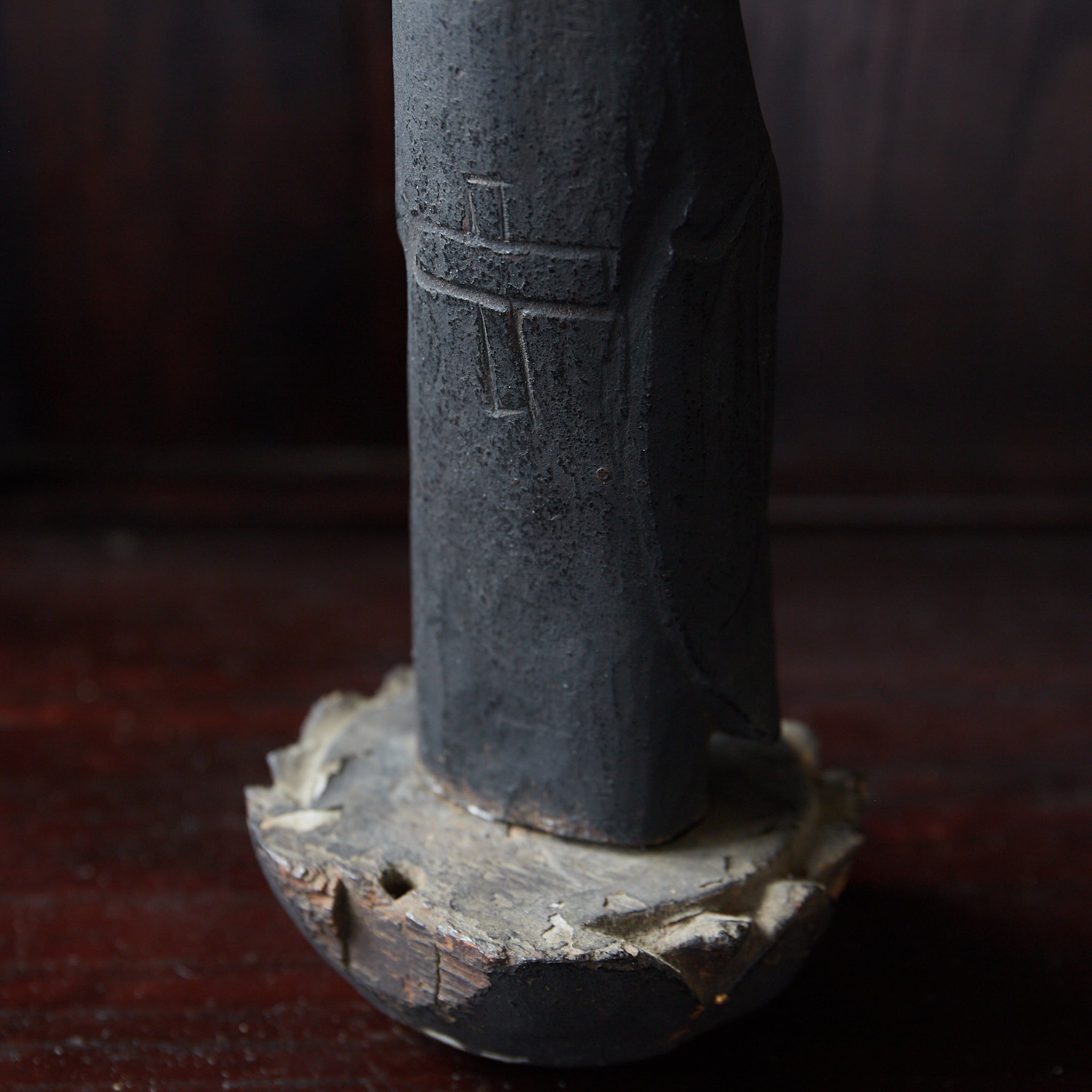 ESTATUA BUDISTA KIRISHITAN CON CRUZ GRABADA, con caja de madera, Período Azuchi-Momoyama–Edo（1573–1867 d. C.）