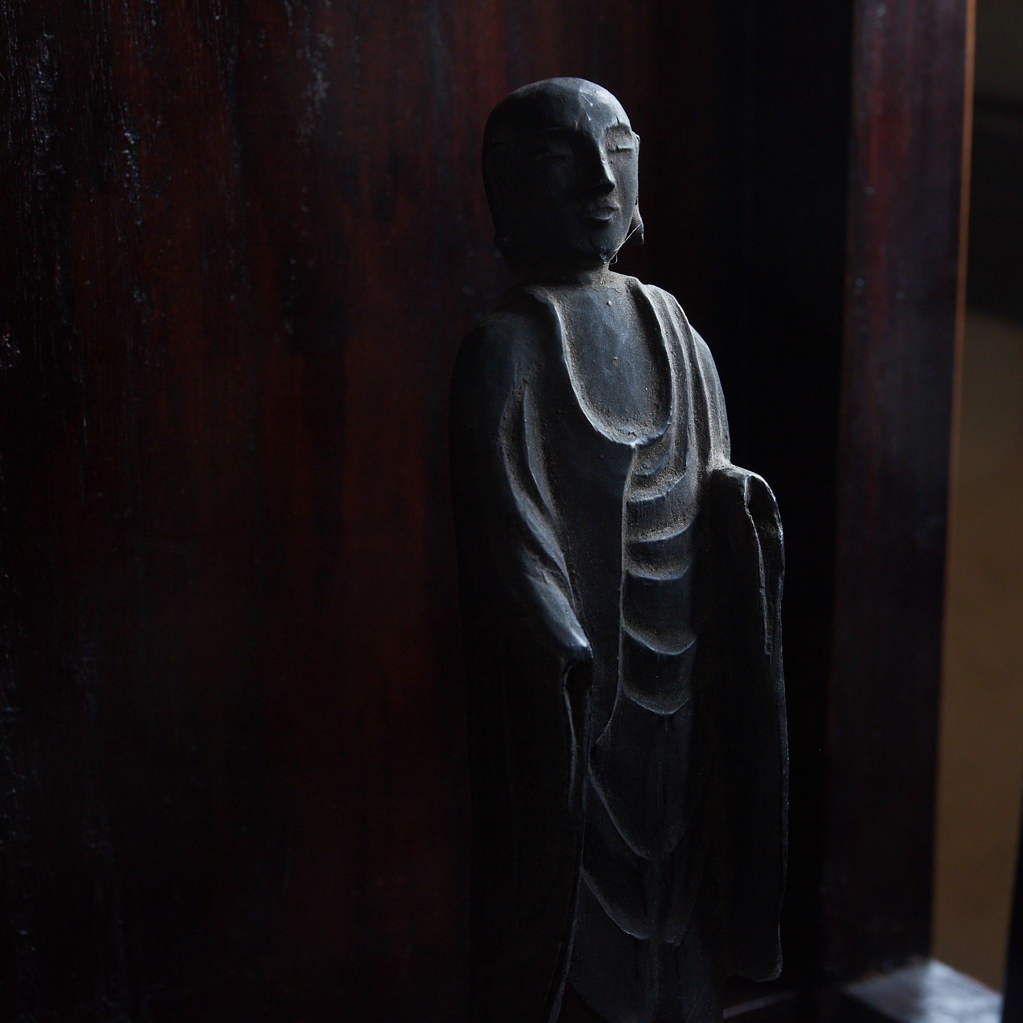 ESTATUA BUDISTA KIRISHITAN CON CRUZ GRABADA, con caja de madera, Período Azuchi-Momoyama–Edo（1573–1867 d. C.）