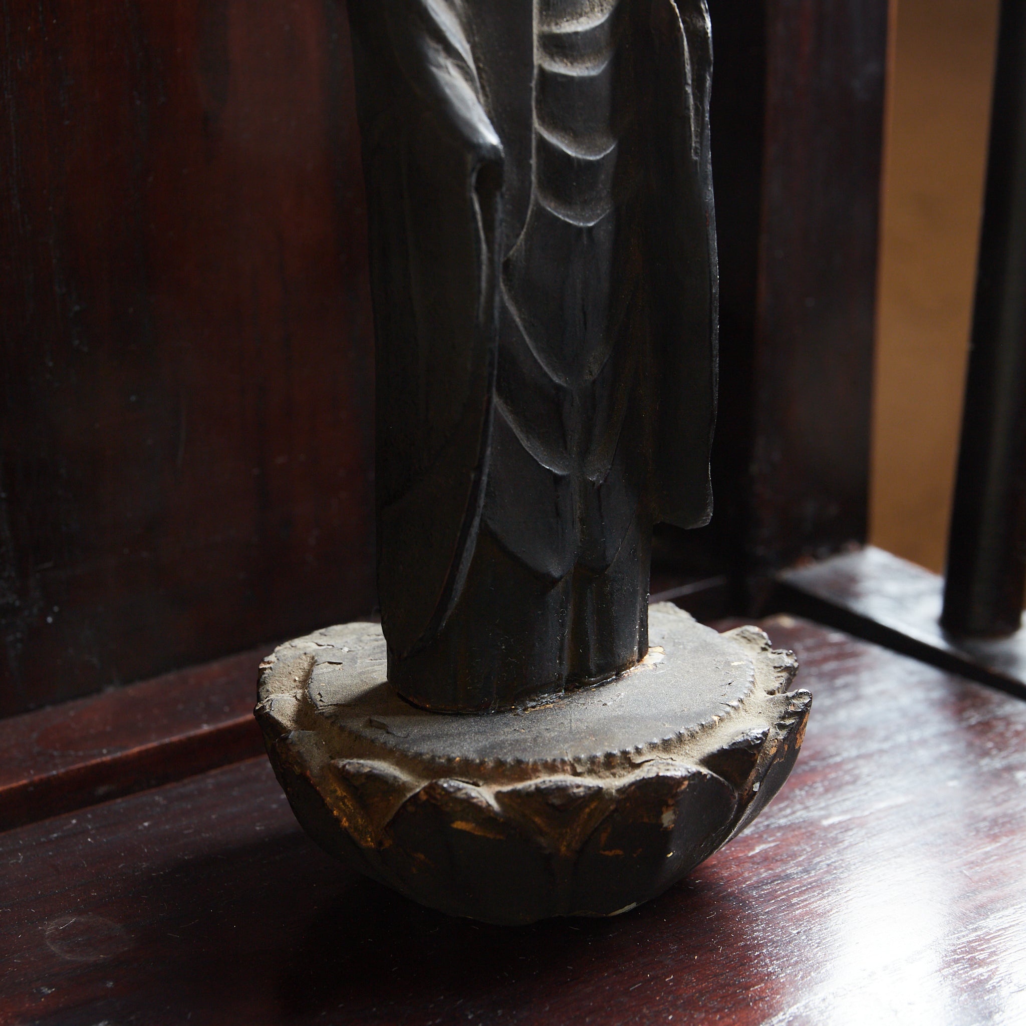 ESTATUA BUDISTA KIRISHITAN CON CRUZ GRABADA, con caja de madera, Período Azuchi-Momoyama–Edo（1573–1867 d. C.）