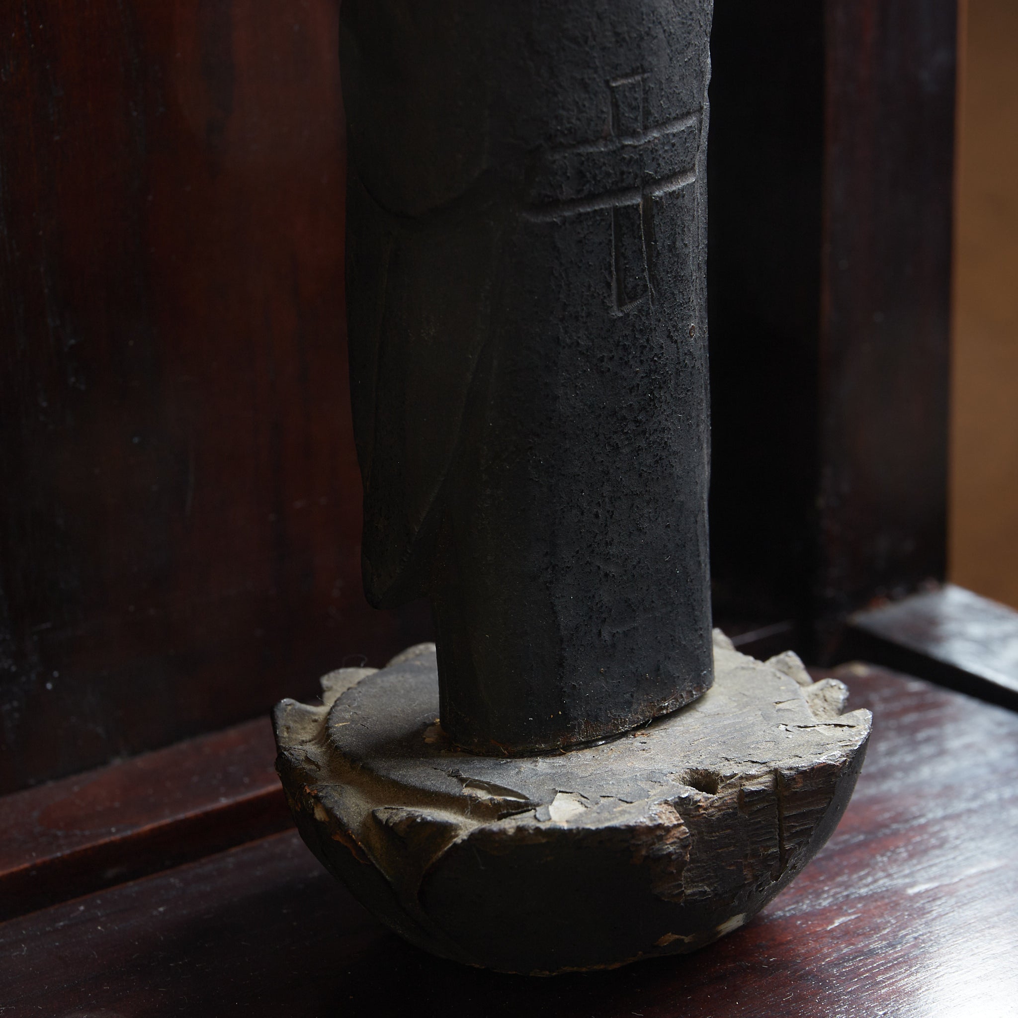 ESTATUA BUDISTA KIRISHITAN CON CRUZ GRABADA, con caja de madera, Período Azuchi-Momoyama–Edo（1573–1867 d. C.）