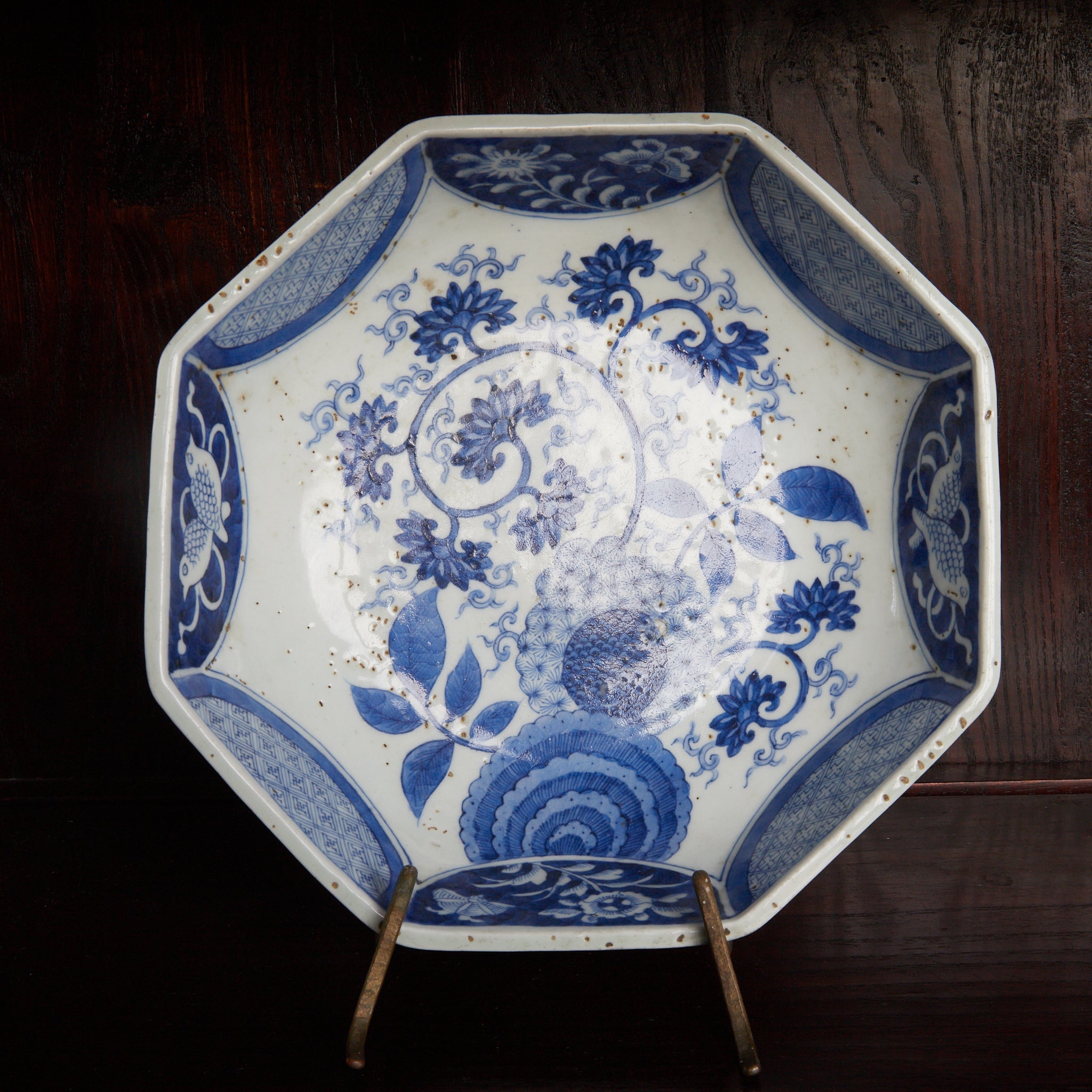 PLAT OCTOGONAL, Céramique Kotō, avec bleu sous couverte motif de rinceaux fleuris, Période Edo（1603–1867 apr. J.-C.）