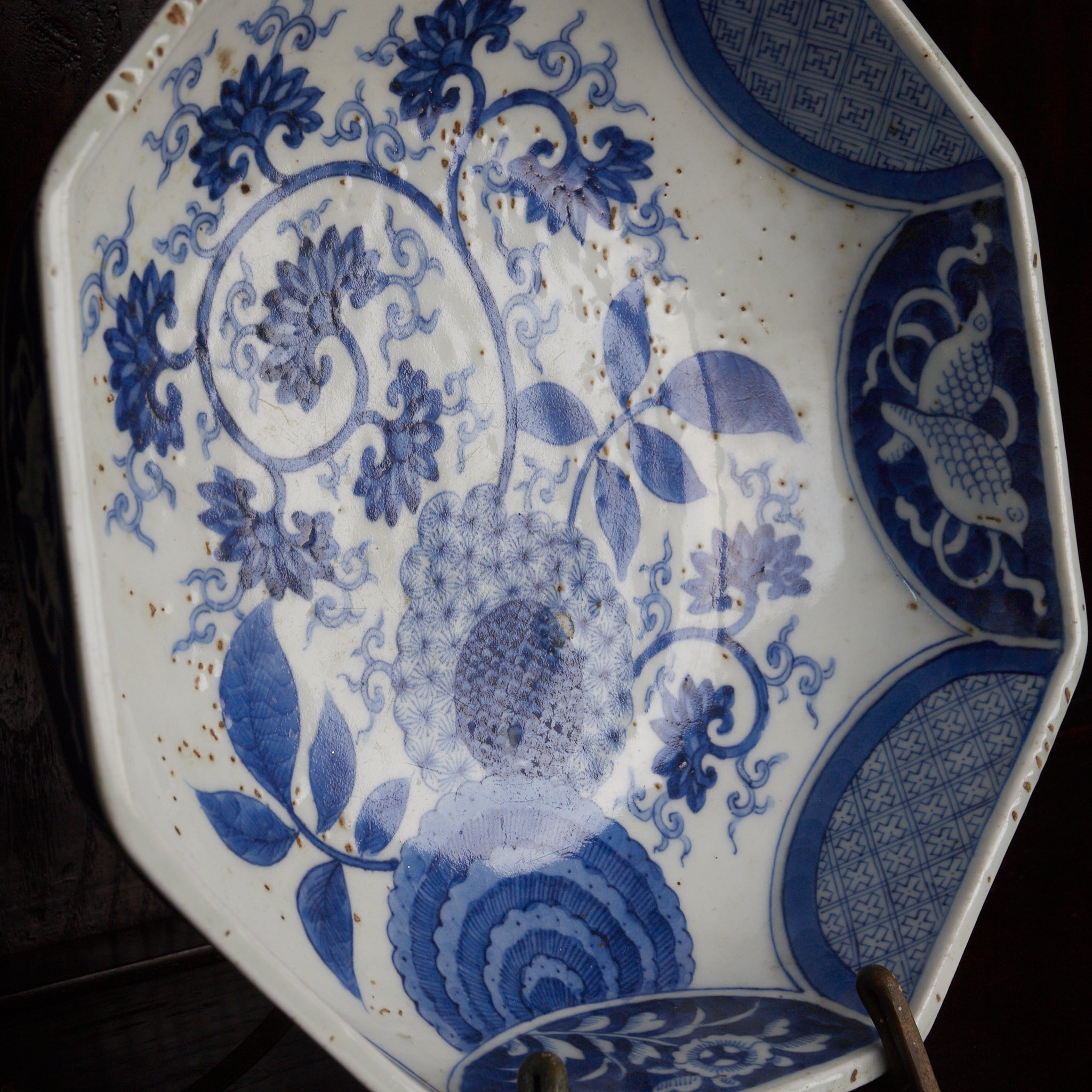 PLAT OCTOGONAL, Céramique Kotō, avec bleu sous couverte motif de rinceaux fleuris, Période Edo（1603–1867 apr. J.-C.）