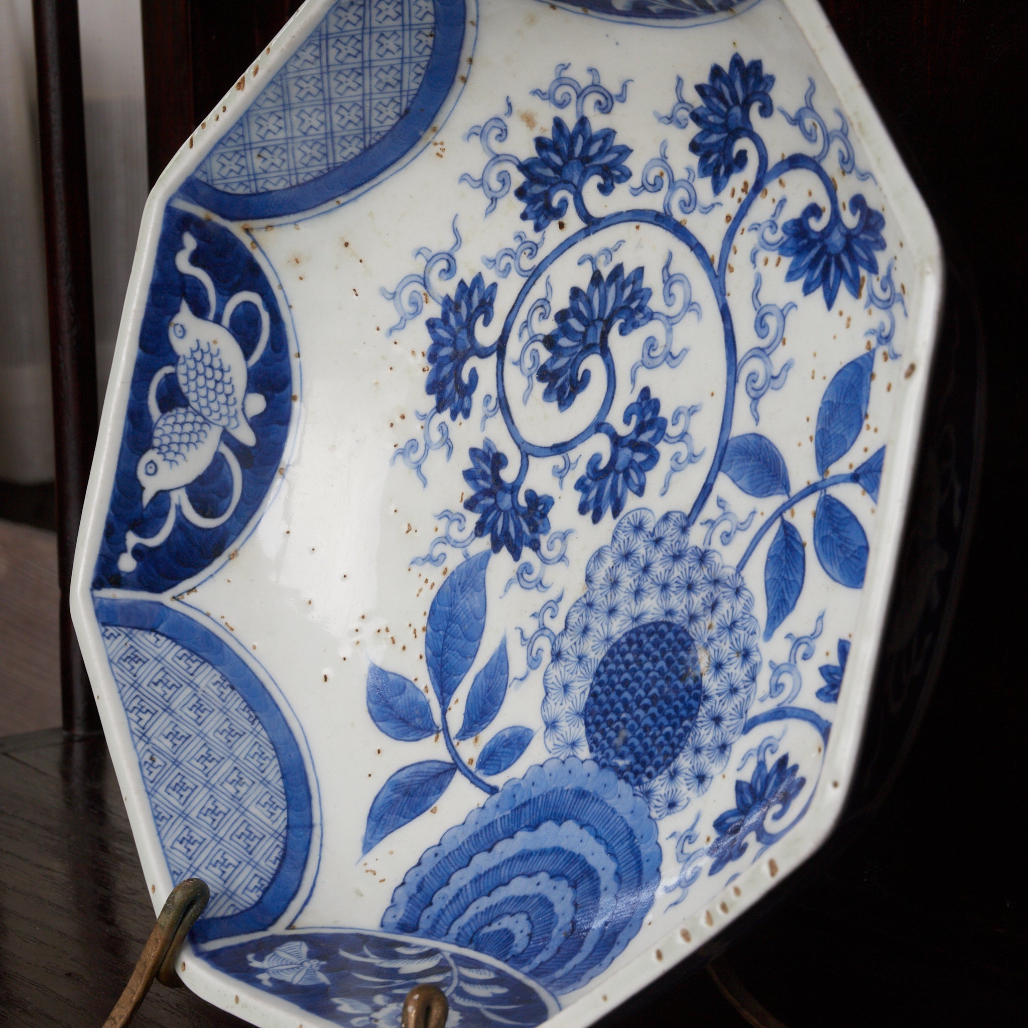 PLATO OCTOGONAL, Cerámica Kotō, con azul bajo cubierta diseño de volutas florales, Período Edo（1603–1867 d. C.）