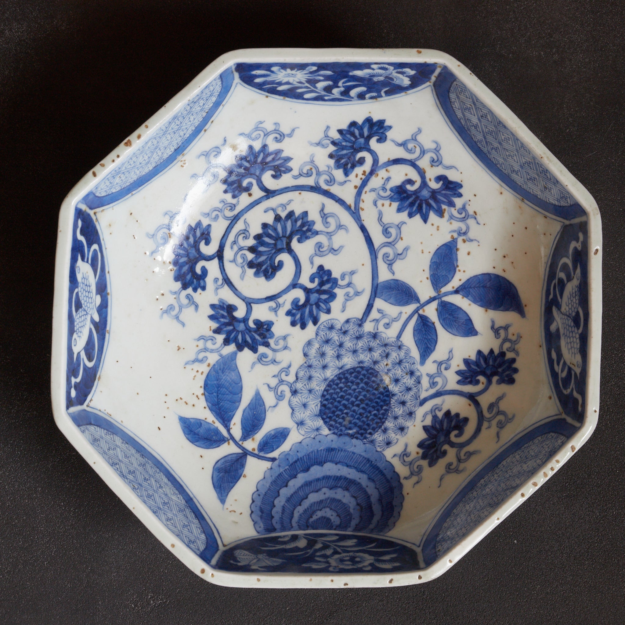PLATO OCTOGONAL, Cerámica Kotō, con azul bajo cubierta diseño de volutas florales, Período Edo（1603–1867 d. C.）