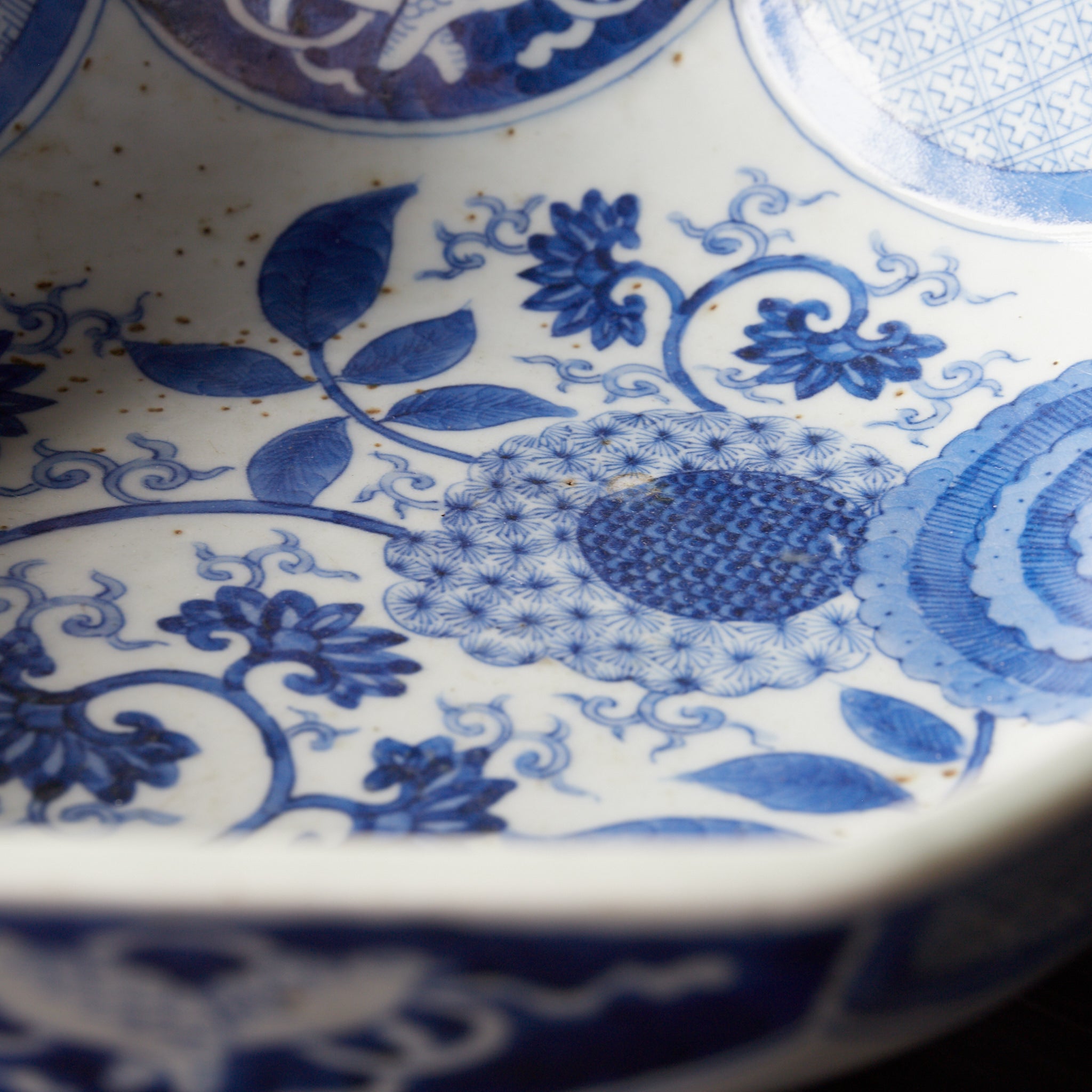 PLATO OCTOGONAL, Cerámica Kotō, con azul bajo cubierta diseño de volutas florales, Período Edo（1603–1867 d. C.）