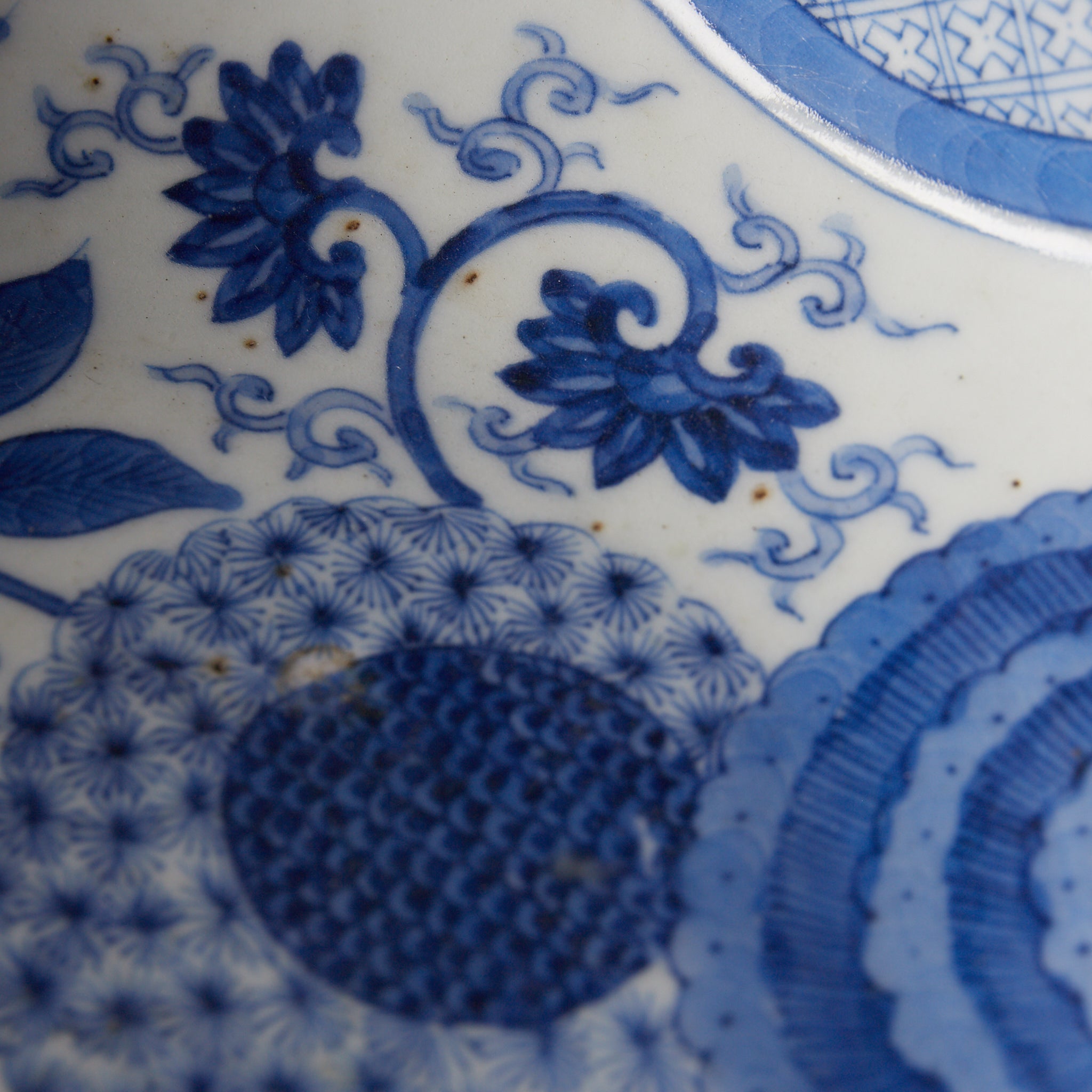 PLATO OCTOGONAL, Cerámica Kotō, con azul bajo cubierta diseño de volutas florales, Período Edo（1603–1867 d. C.）