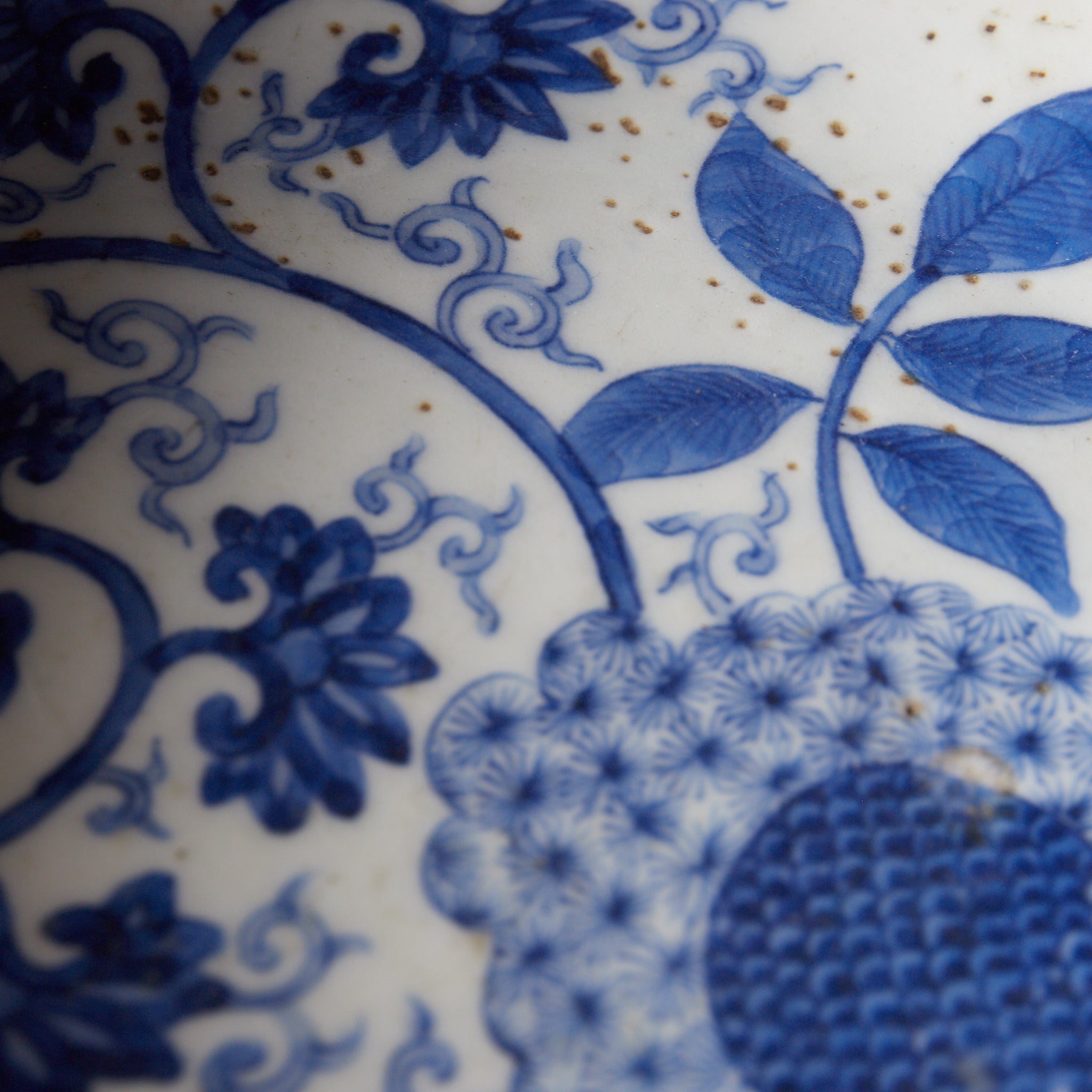 PLATO OCTOGONAL, Cerámica Kotō, con azul bajo cubierta diseño de volutas florales, Período Edo（1603–1867 d. C.）