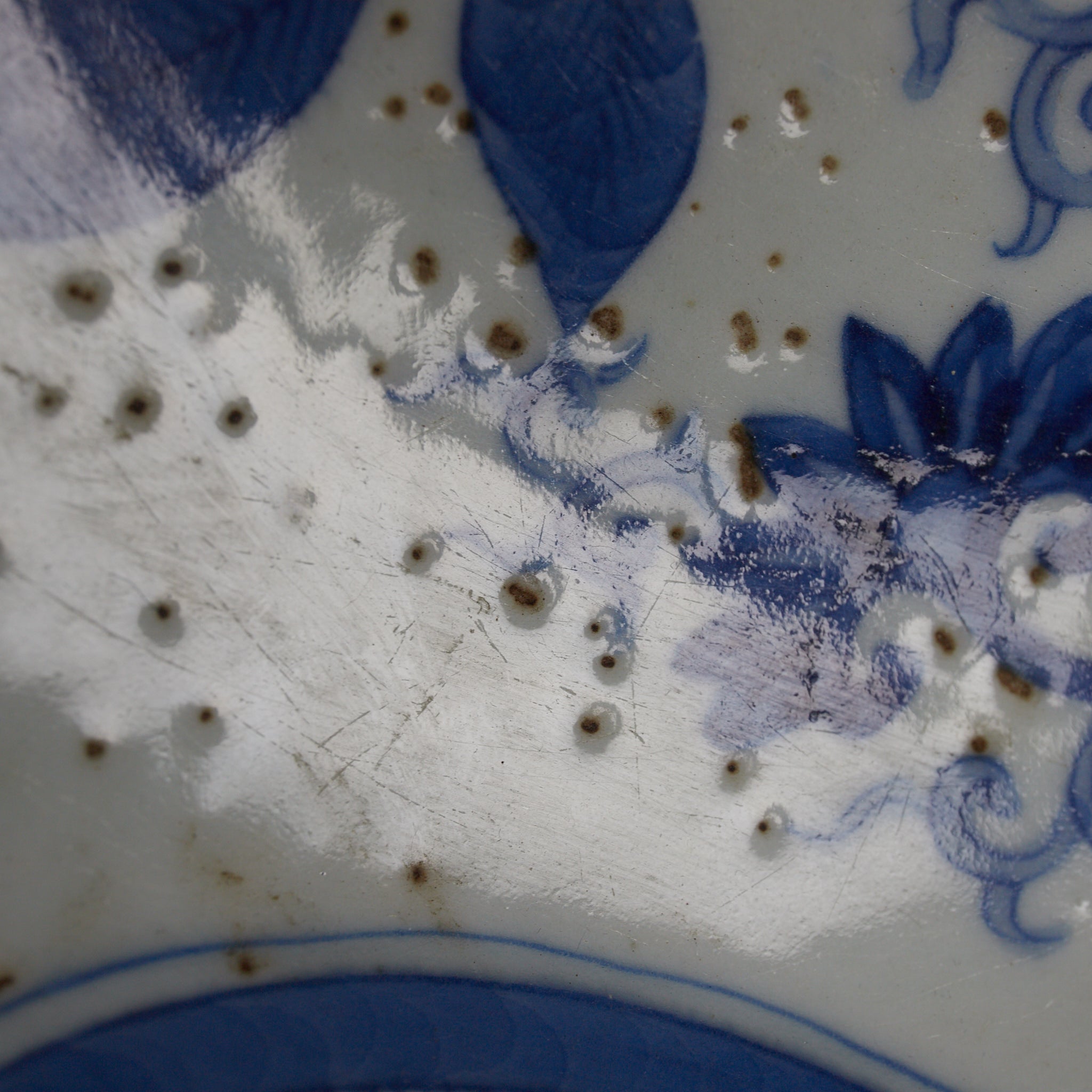 PLATO OCTOGONAL, Cerámica Kotō, con azul bajo cubierta diseño de volutas florales, Período Edo（1603–1867 d. C.）