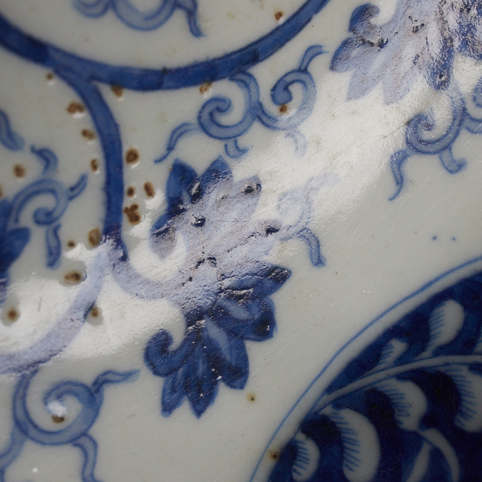 PLATO OCTOGONAL, Cerámica Kotō, con azul bajo cubierta diseño de volutas florales, Período Edo（1603–1867 d. C.）