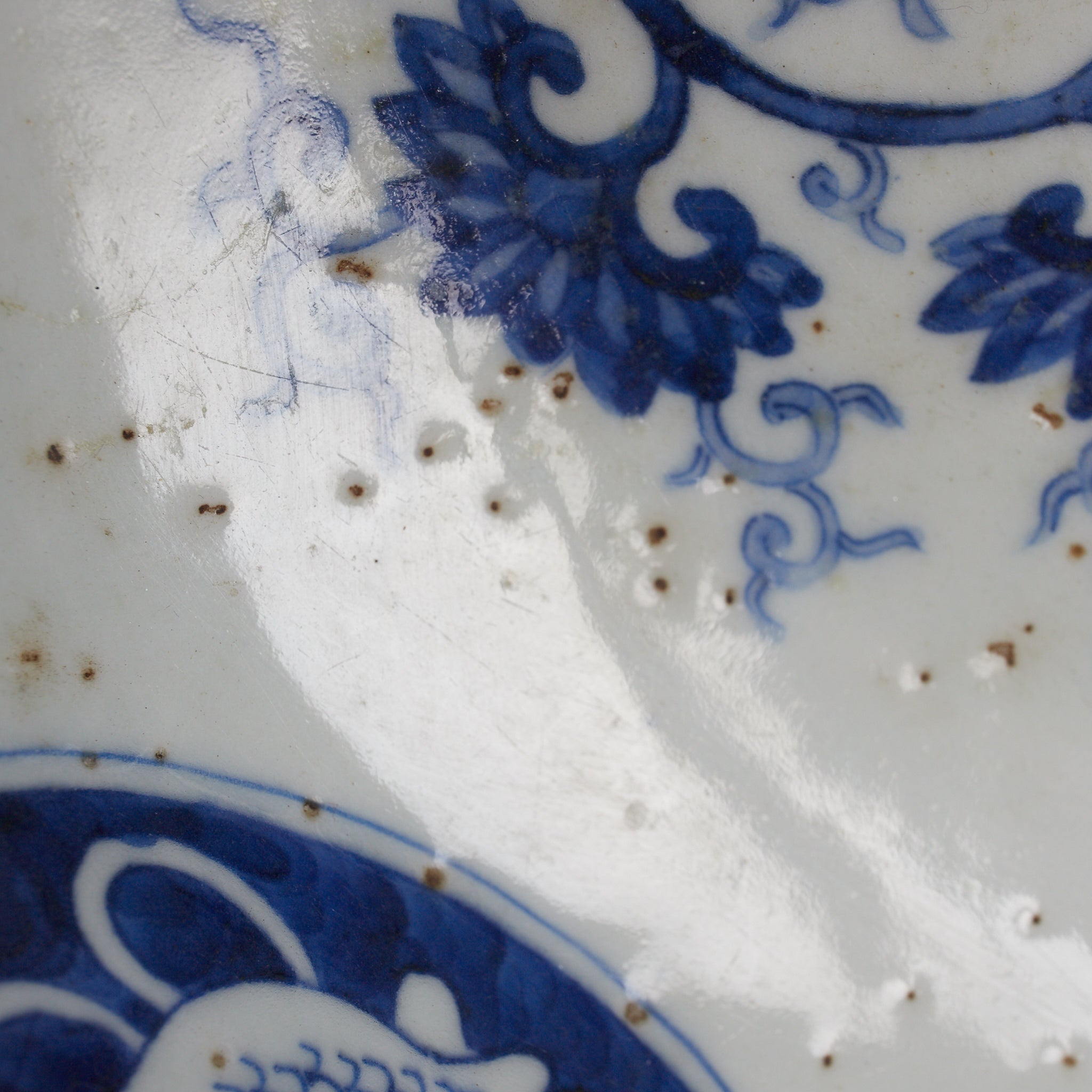 PLATO OCTOGONAL, Cerámica Kotō, con azul bajo cubierta diseño de volutas florales, Período Edo（1603–1867 d. C.）