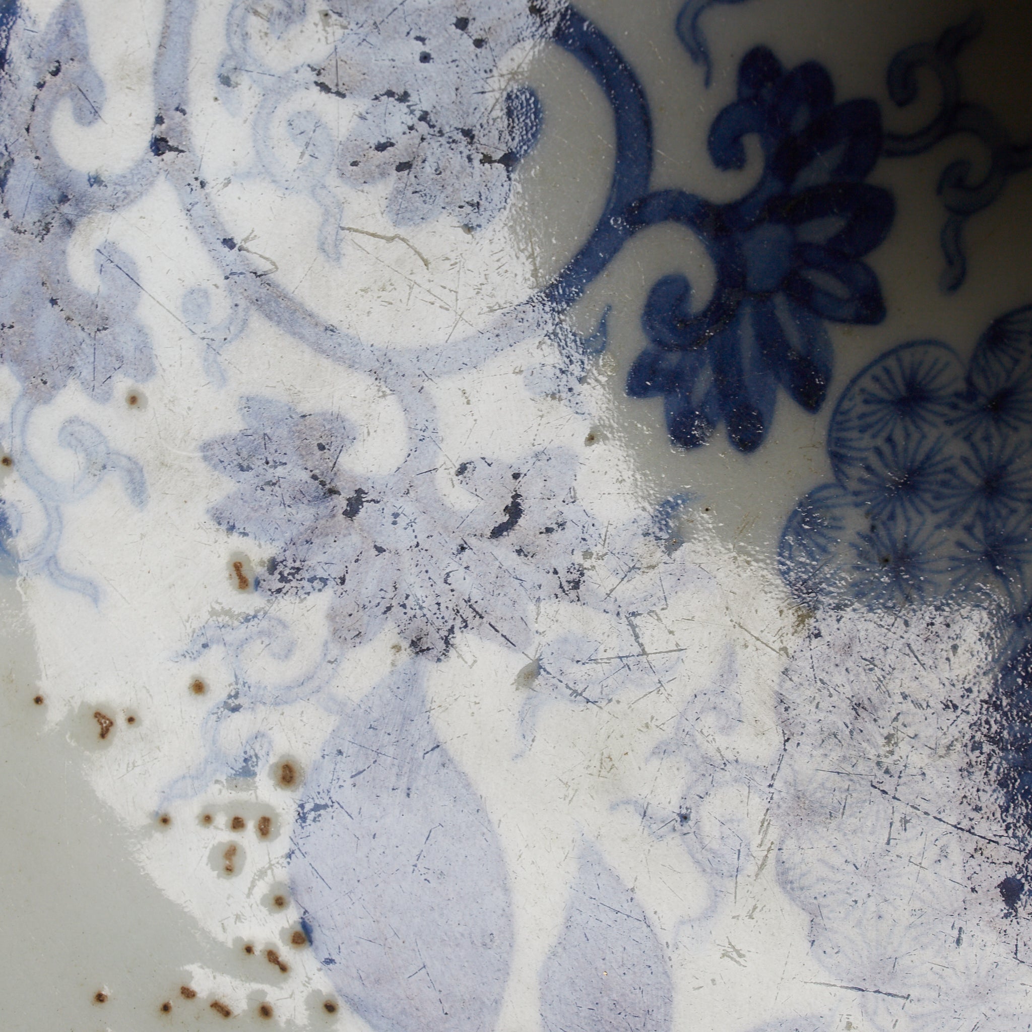 PLATO OCTOGONAL, Cerámica Kotō, con azul bajo cubierta diseño de volutas florales, Período Edo（1603–1867 d. C.）