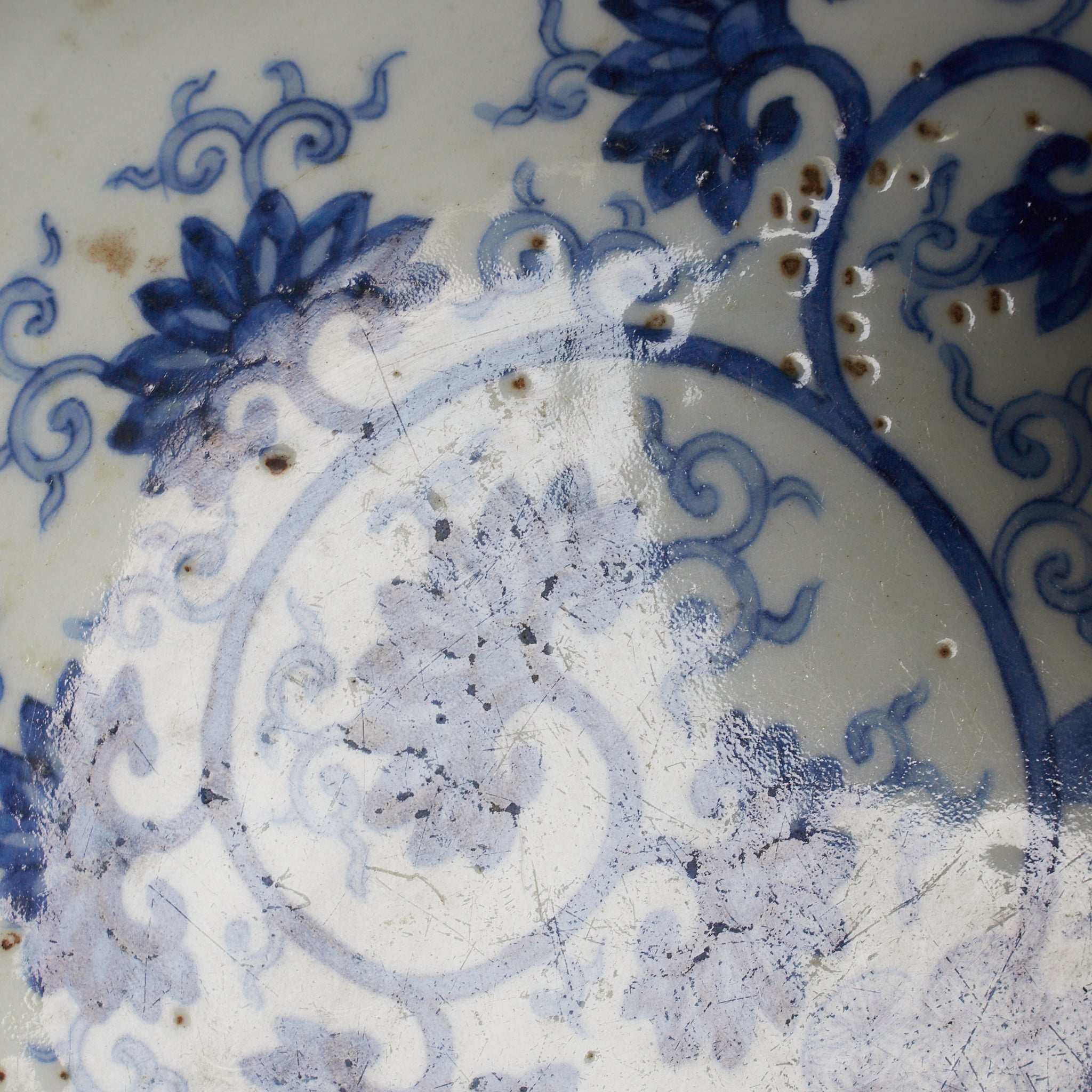 PLATO OCTOGONAL, Cerámica Kotō, con azul bajo cubierta diseño de volutas florales, Período Edo（1603–1867 d. C.）