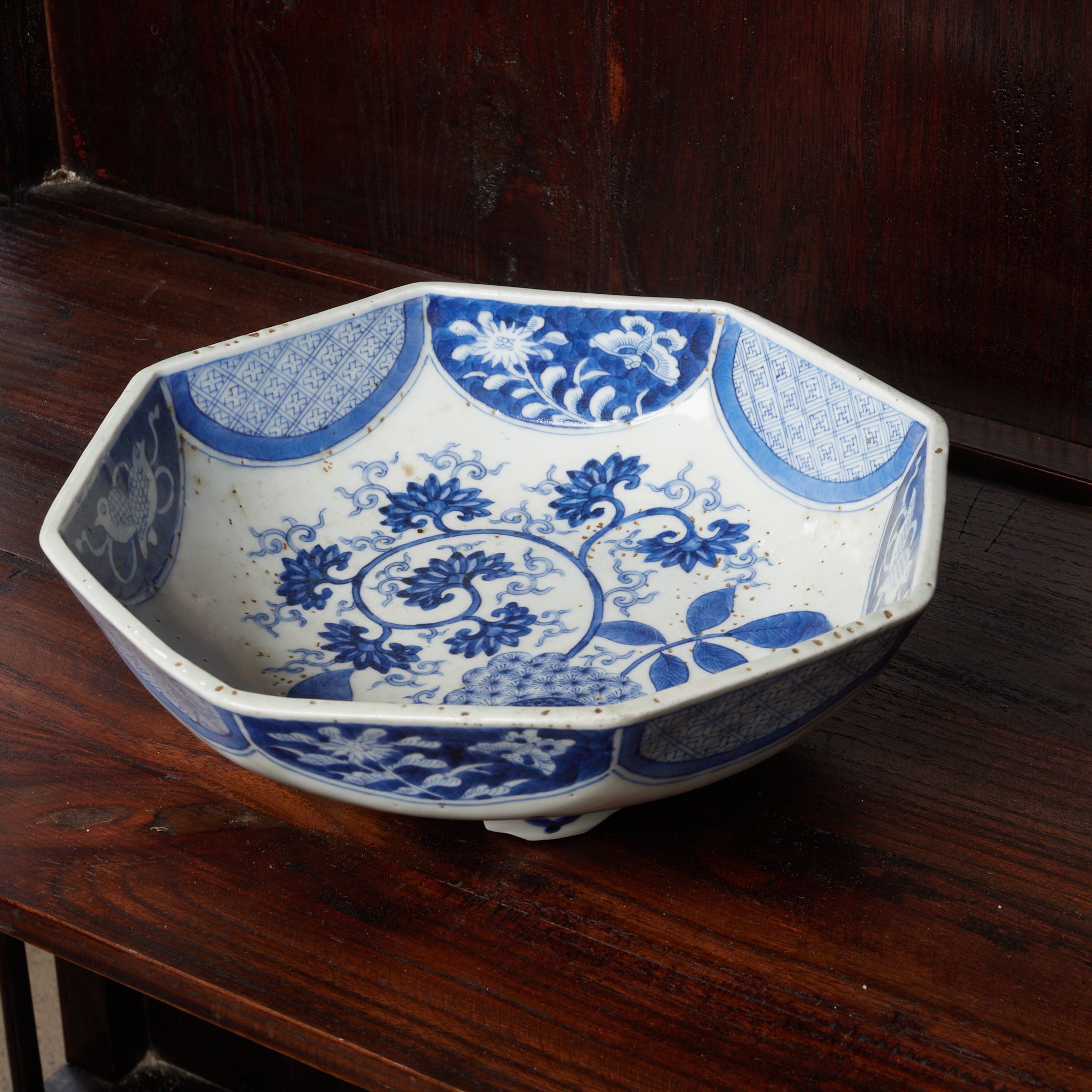 PLATO OCTOGONAL, Cerámica Kotō, con azul bajo cubierta diseño de volutas florales, Período Edo（1603–1867 d. C.）