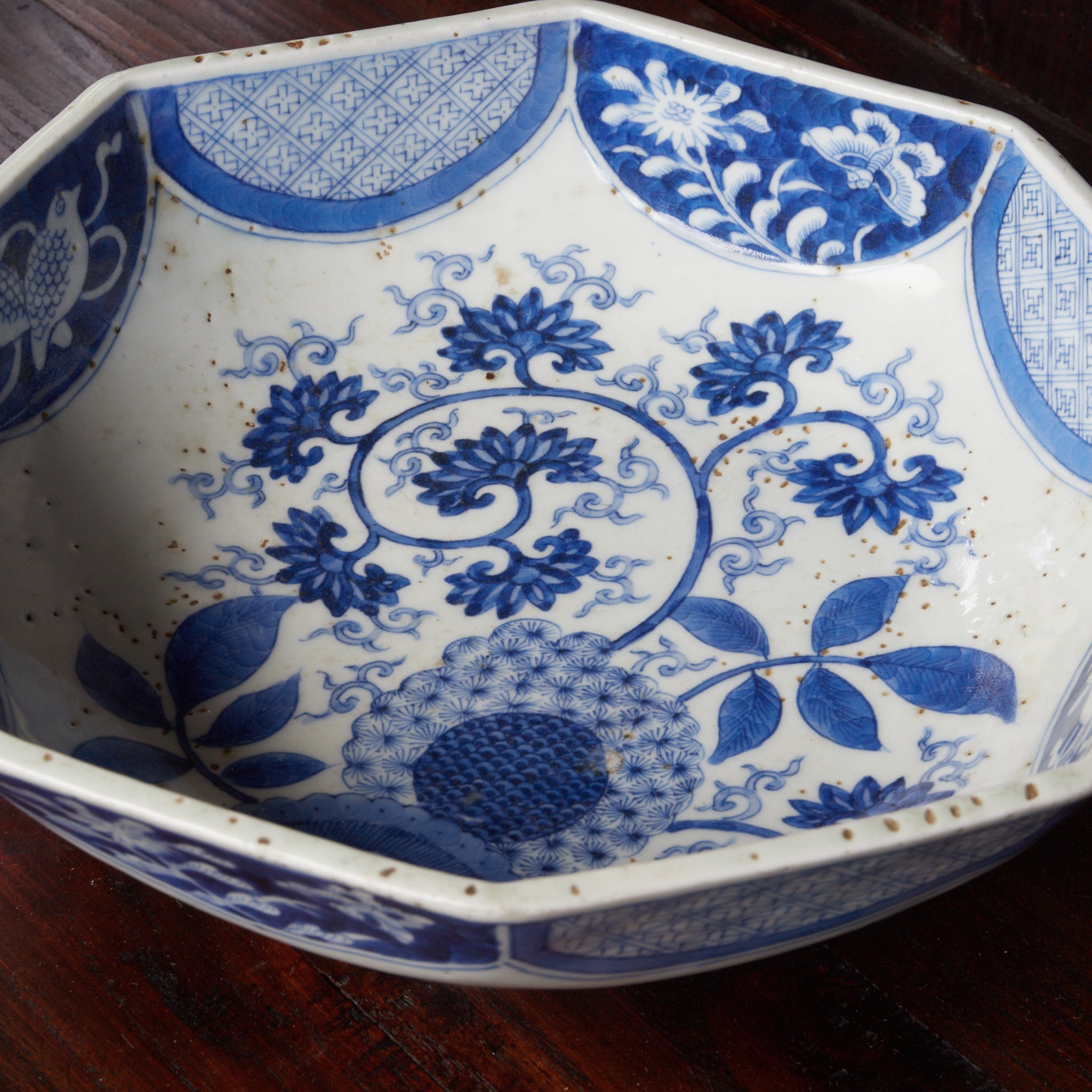 PLATO OCTOGONAL, Cerámica Kotō, con azul bajo cubierta diseño de volutas florales, Período Edo（1603–1867 d. C.）