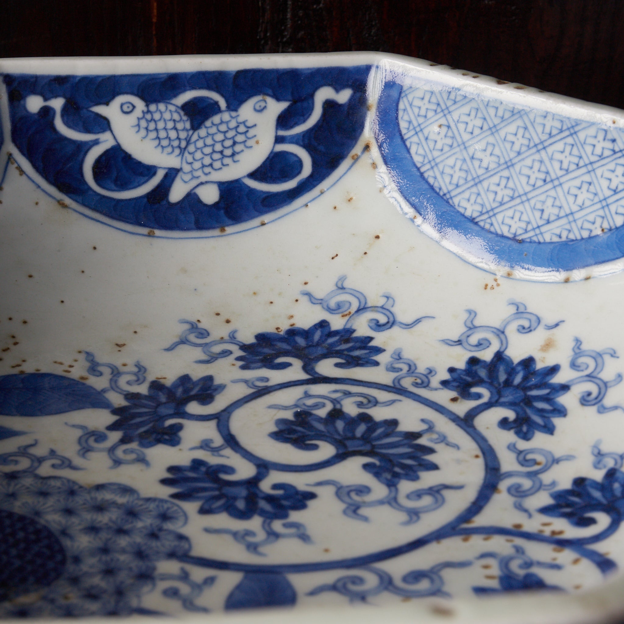 PLATO OCTOGONAL, Cerámica Kotō, con azul bajo cubierta diseño de volutas florales, Período Edo（1603–1867 d. C.）