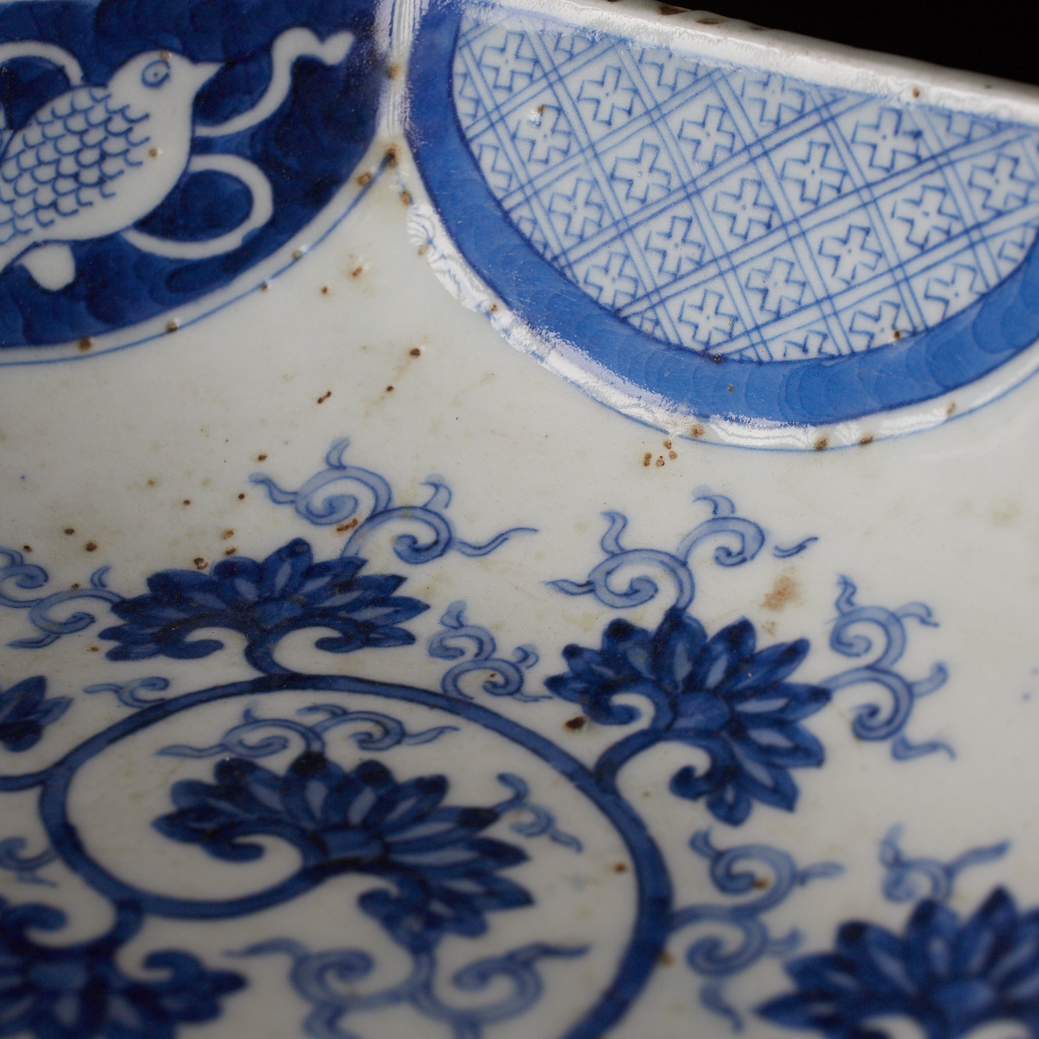 PLATO OCTOGONAL, Cerámica Kotō, con azul bajo cubierta diseño de volutas florales, Período Edo（1603–1867 d. C.）