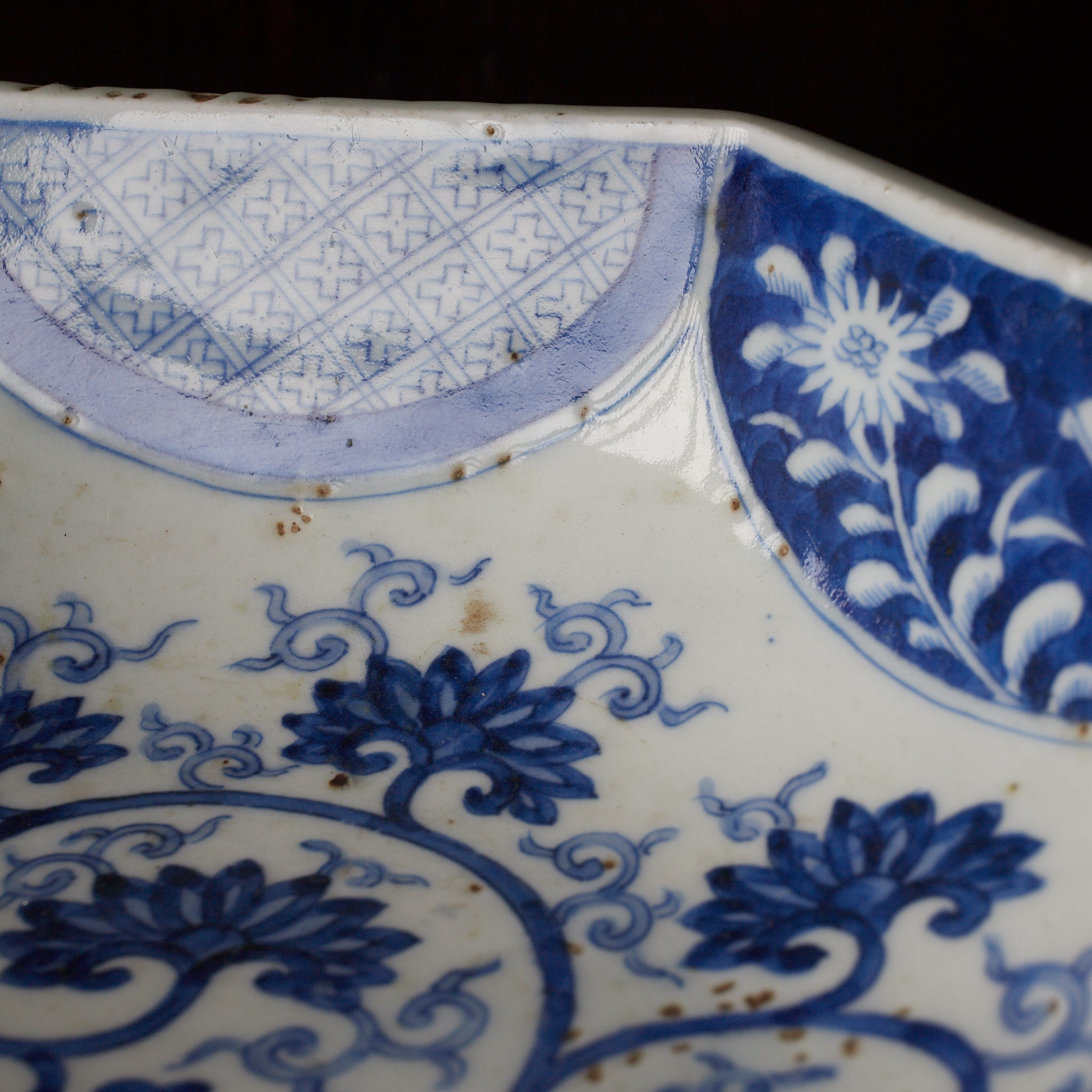 PLATO OCTOGONAL, Cerámica Kotō, con azul bajo cubierta diseño de volutas florales, Período Edo（1603–1867 d. C.）