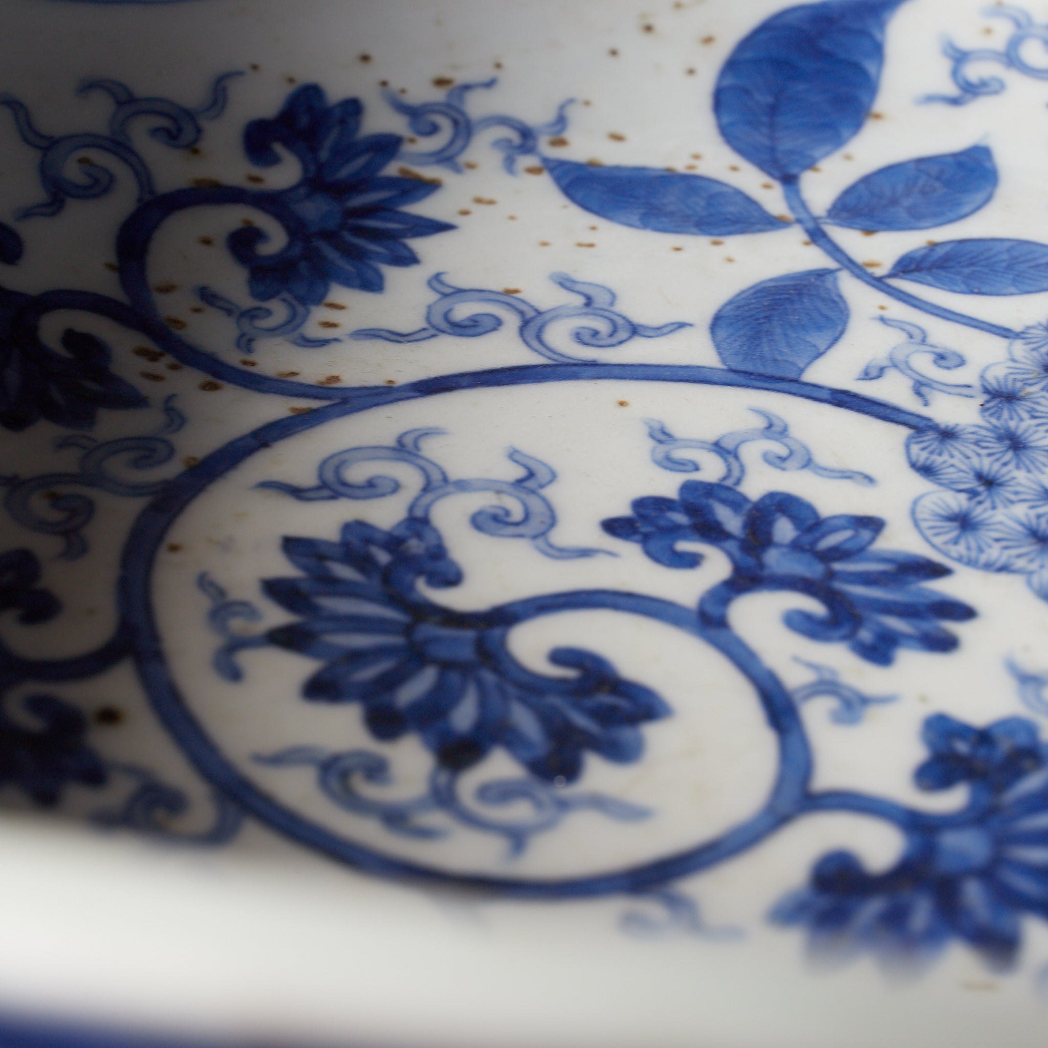 PLATO OCTOGONAL, Cerámica Kotō, con azul bajo cubierta diseño de volutas florales, Período Edo（1603–1867 d. C.）