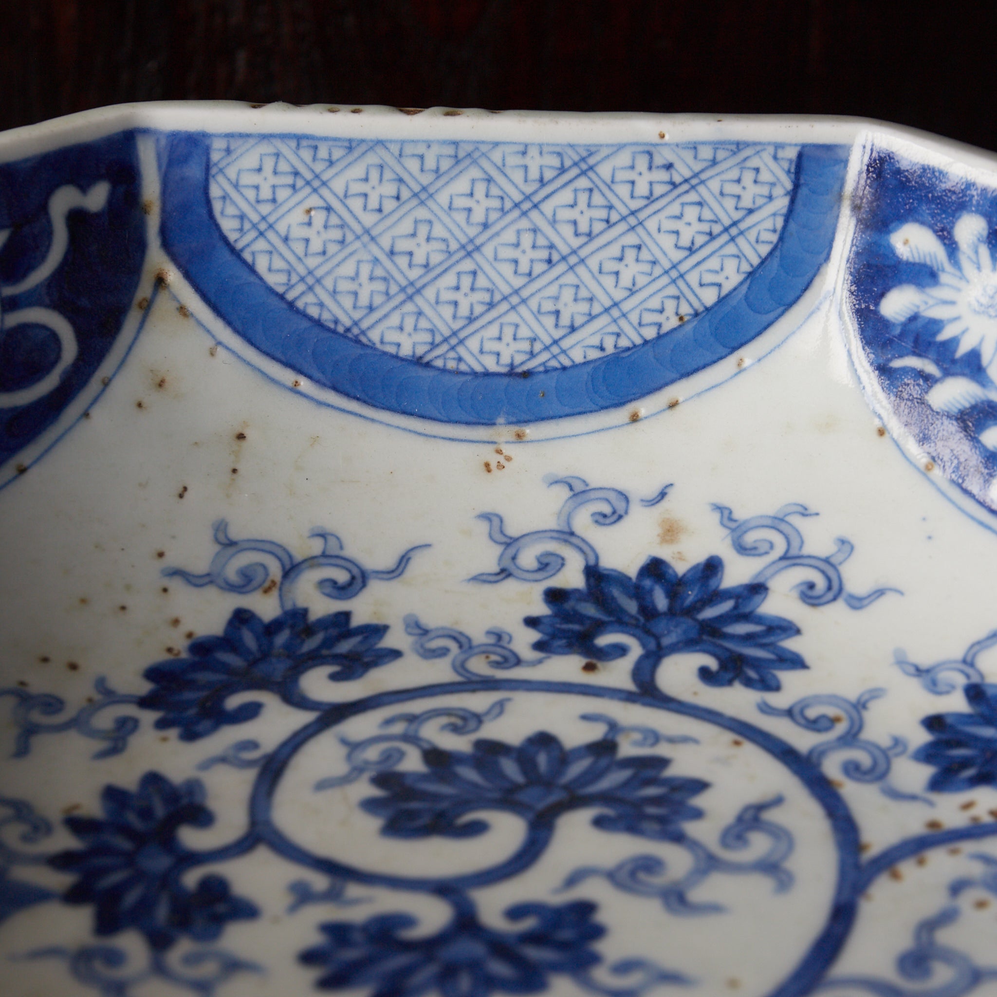 PLATO OCTOGONAL, Cerámica Kotō, con azul bajo cubierta diseño de volutas florales, Período Edo（1603–1867 d. C.）