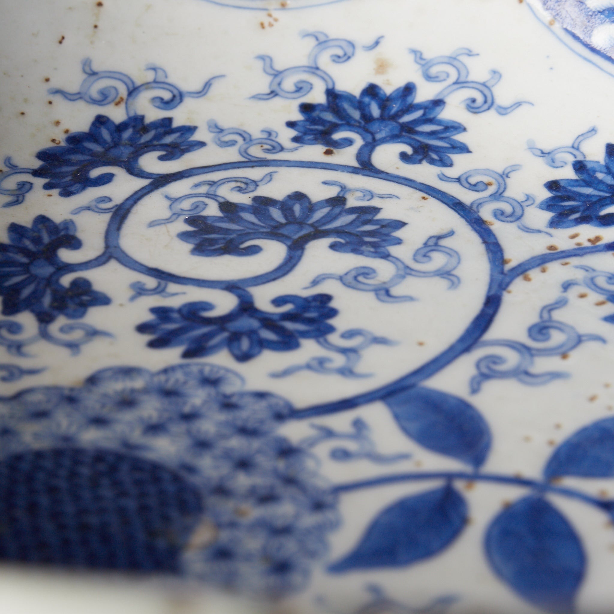 PLATO OCTOGONAL, Cerámica Kotō, con azul bajo cubierta diseño de volutas florales, Período Edo（1603–1867 d. C.）