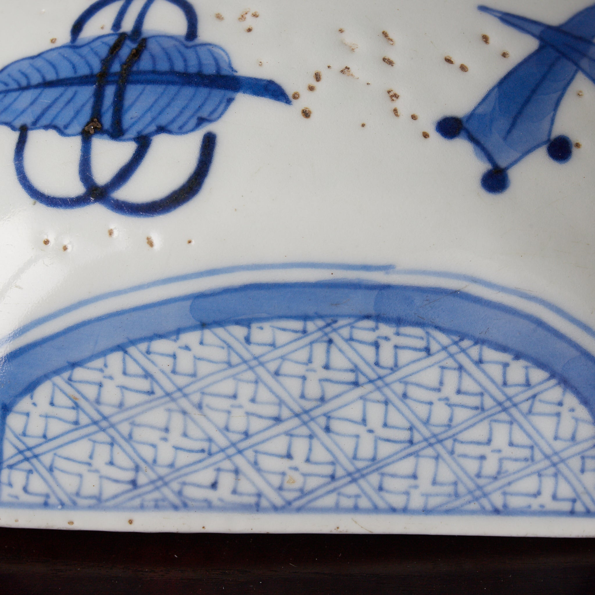 PLATO OCTOGONAL, Cerámica Kotō, con azul bajo cubierta diseño de volutas florales, Período Edo（1603–1867 d. C.）