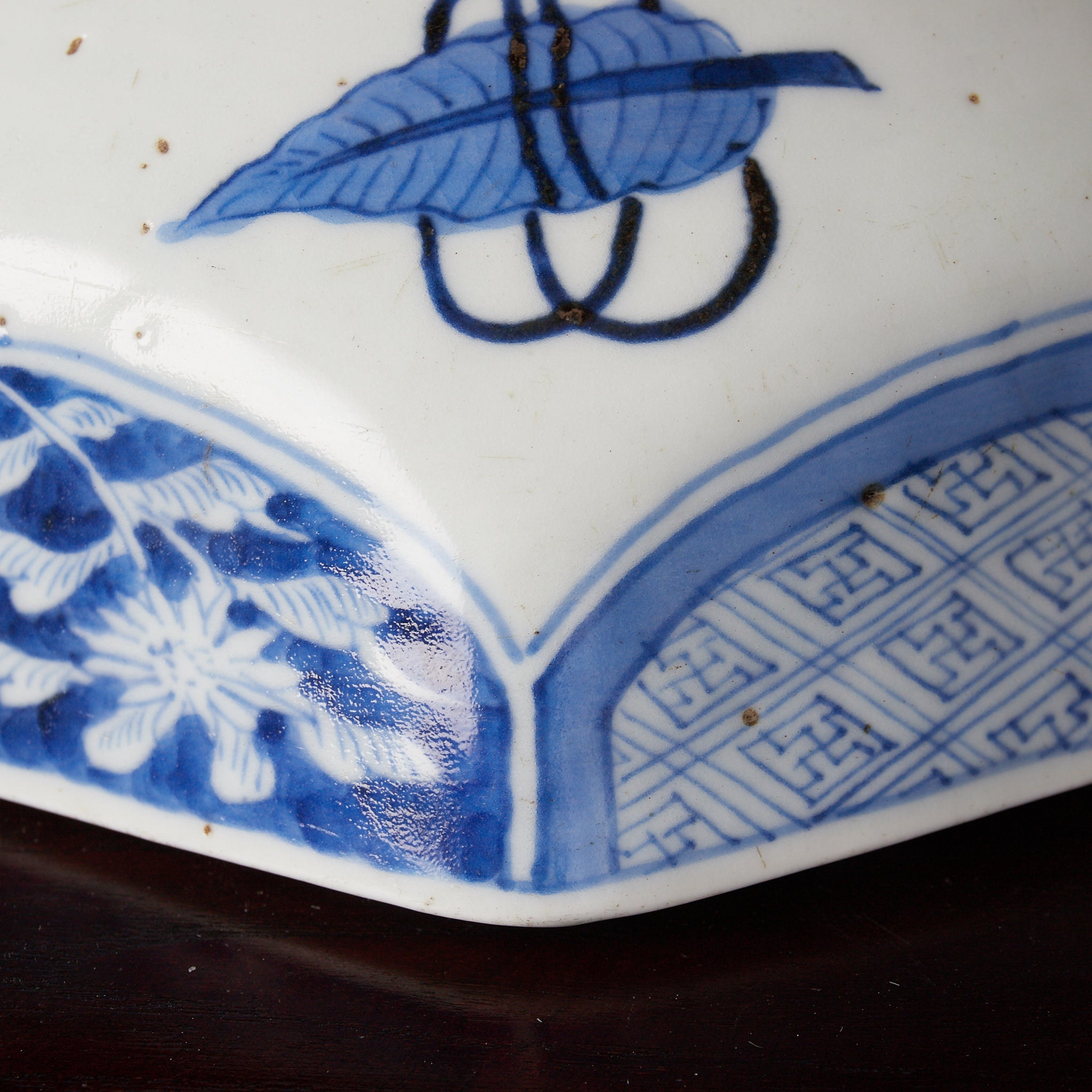 PLATO OCTOGONAL, Cerámica Kotō, con azul bajo cubierta diseño de volutas florales, Período Edo（1603–1867 d. C.）