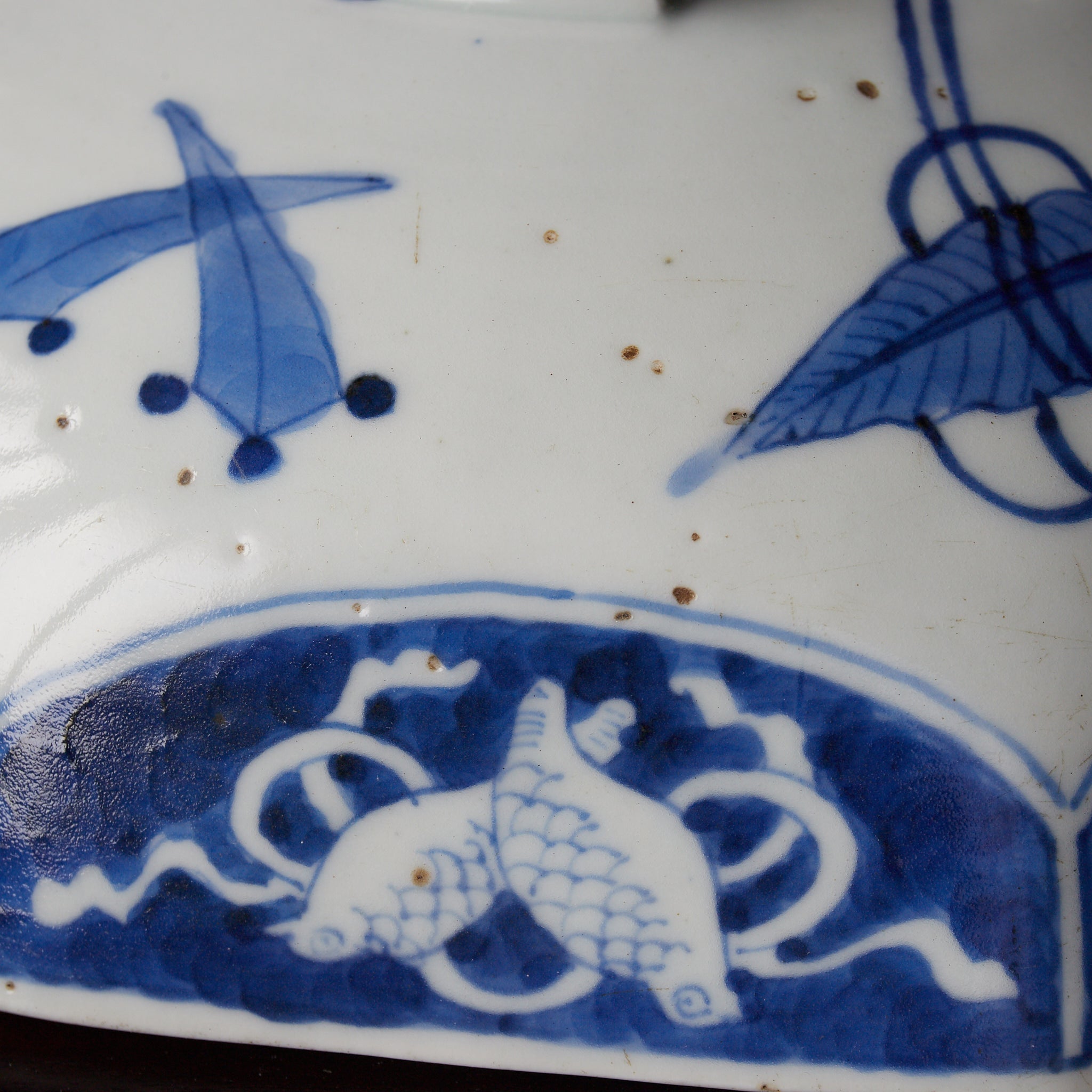 PLATO OCTOGONAL, Cerámica Kotō, con azul bajo cubierta diseño de volutas florales, Período Edo（1603–1867 d. C.）