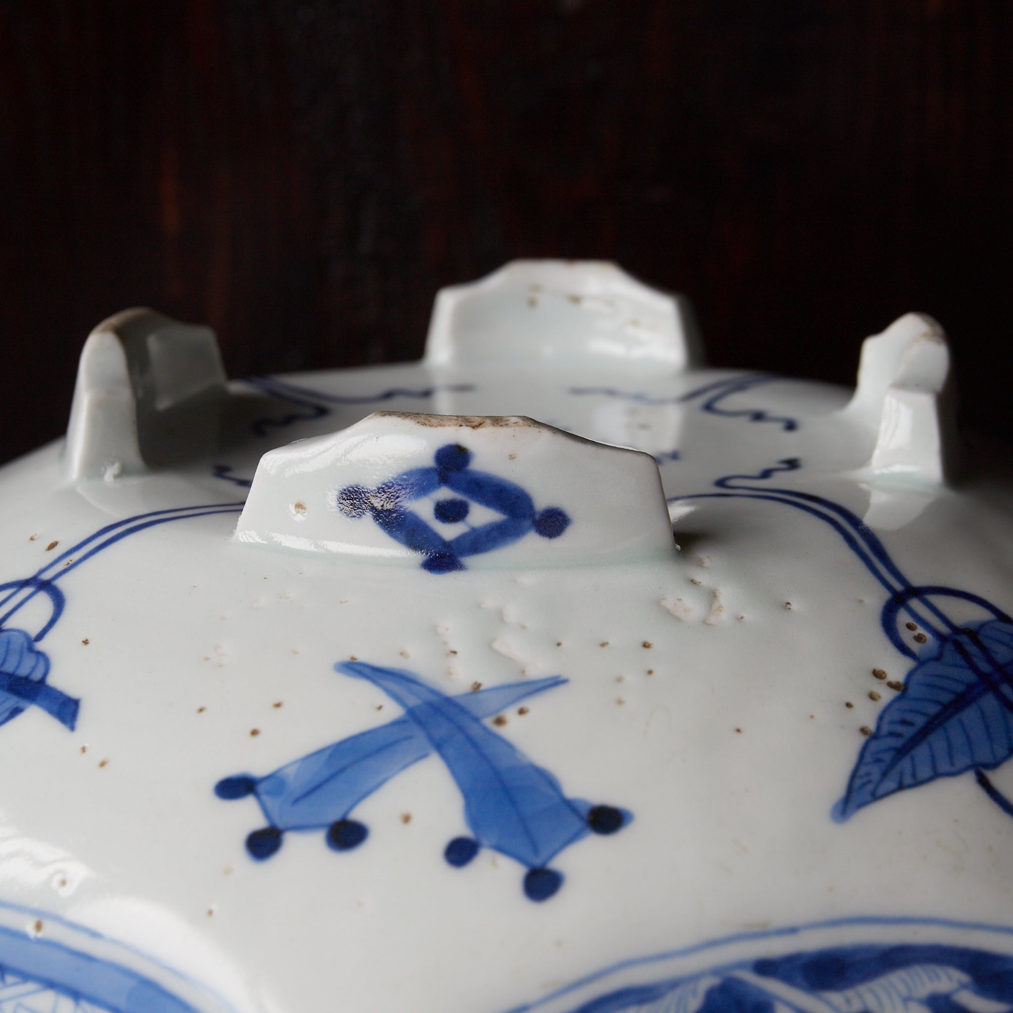 PLATO OCTOGONAL, Cerámica Kotō, con azul bajo cubierta diseño de volutas florales, Período Edo（1603–1867 d. C.）