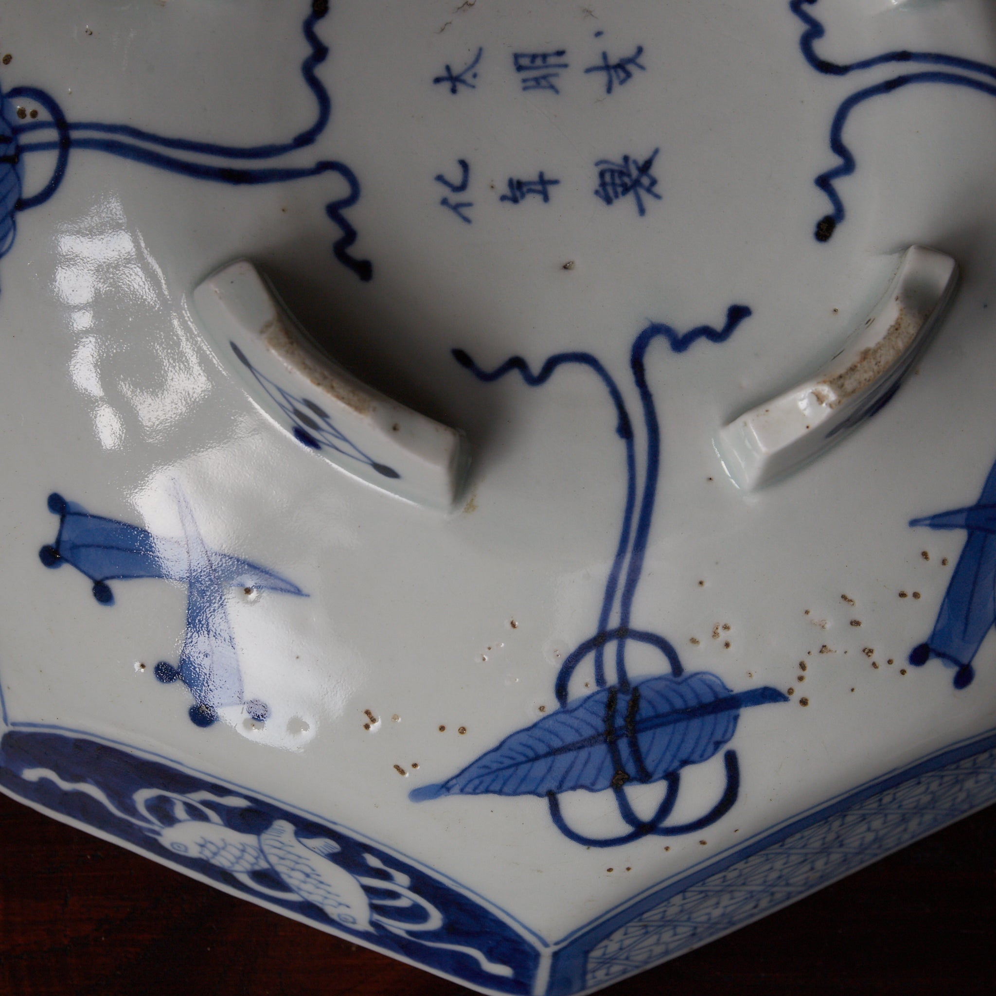 PLATO OCTOGONAL, Cerámica Kotō, con azul bajo cubierta diseño de volutas florales, Período Edo（1603–1867 d. C.）