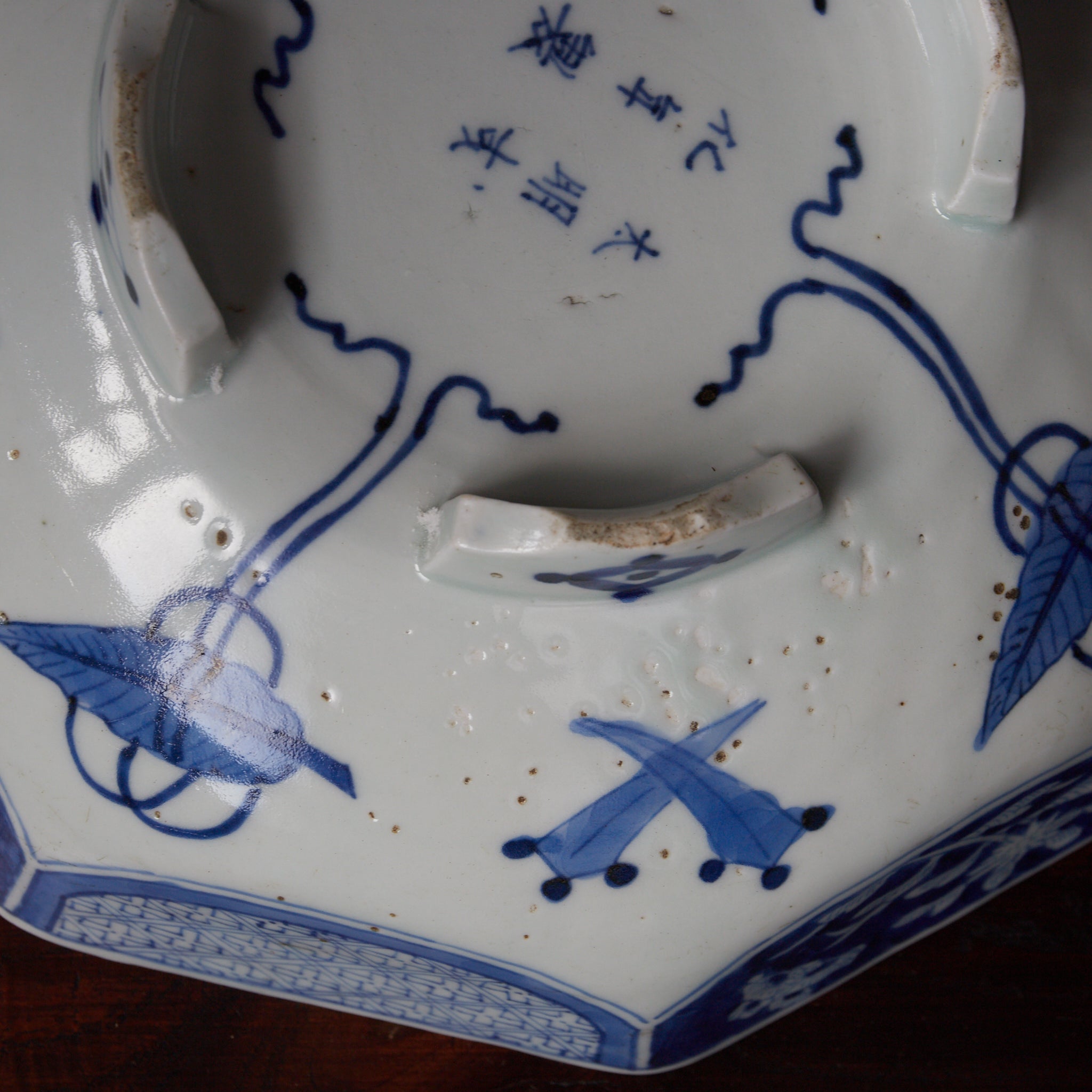 PLATO OCTOGONAL, Cerámica Kotō, con azul bajo cubierta diseño de volutas florales, Período Edo（1603–1867 d. C.）