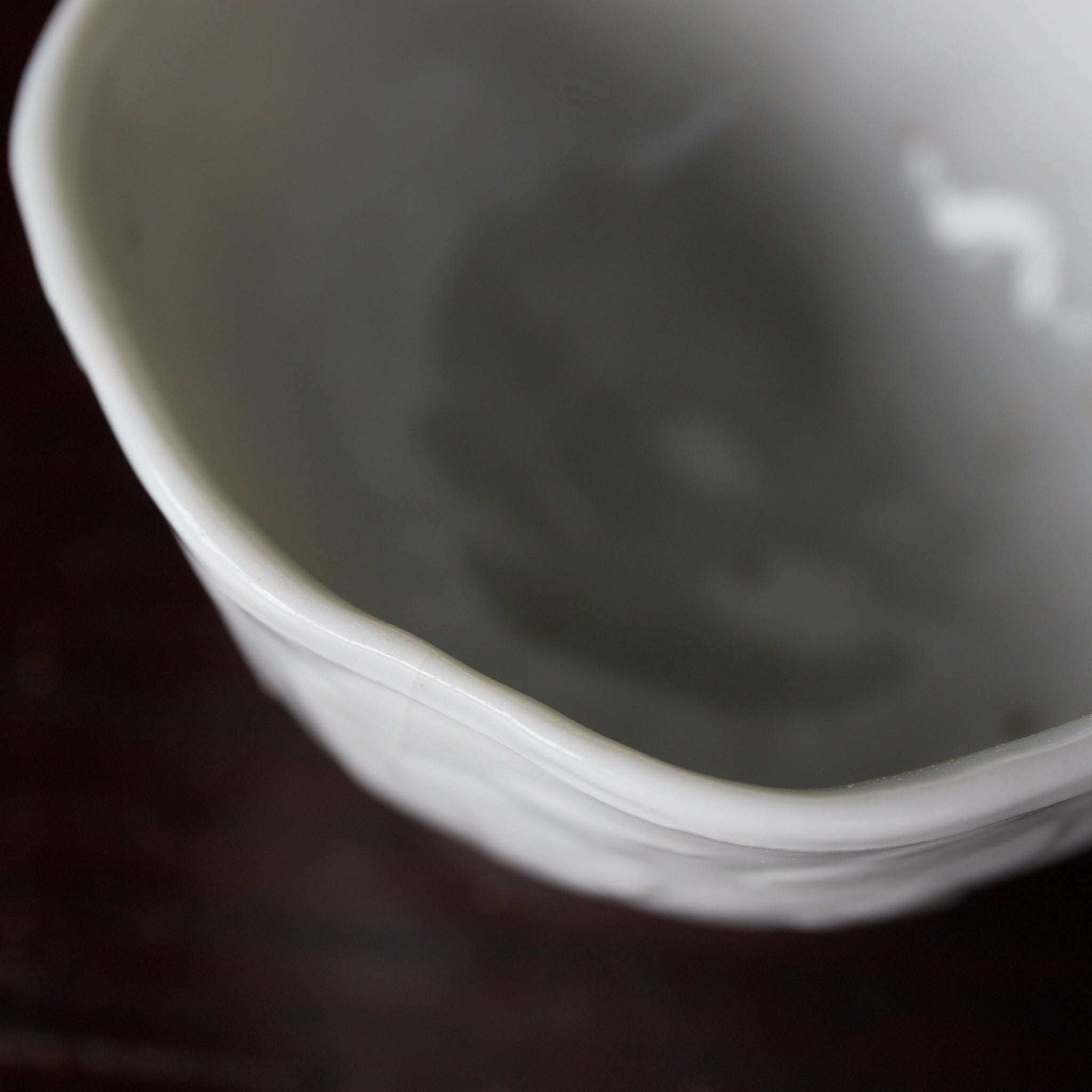ACHTECKIG BECHER, Dehua-Keramik, weißporzellan mit reliefgeschnitzter fabelwesen-design