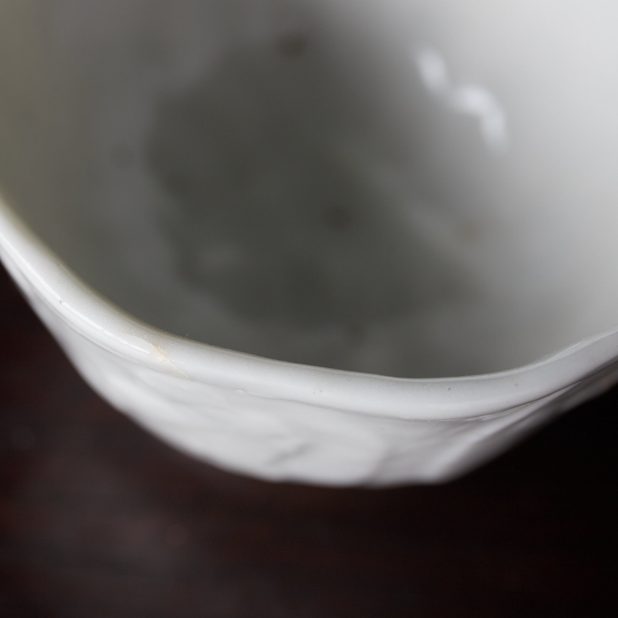 ACHTECKIG BECHER, Dehua-Keramik, weißporzellan mit reliefgeschnitzter fabelwesen-design