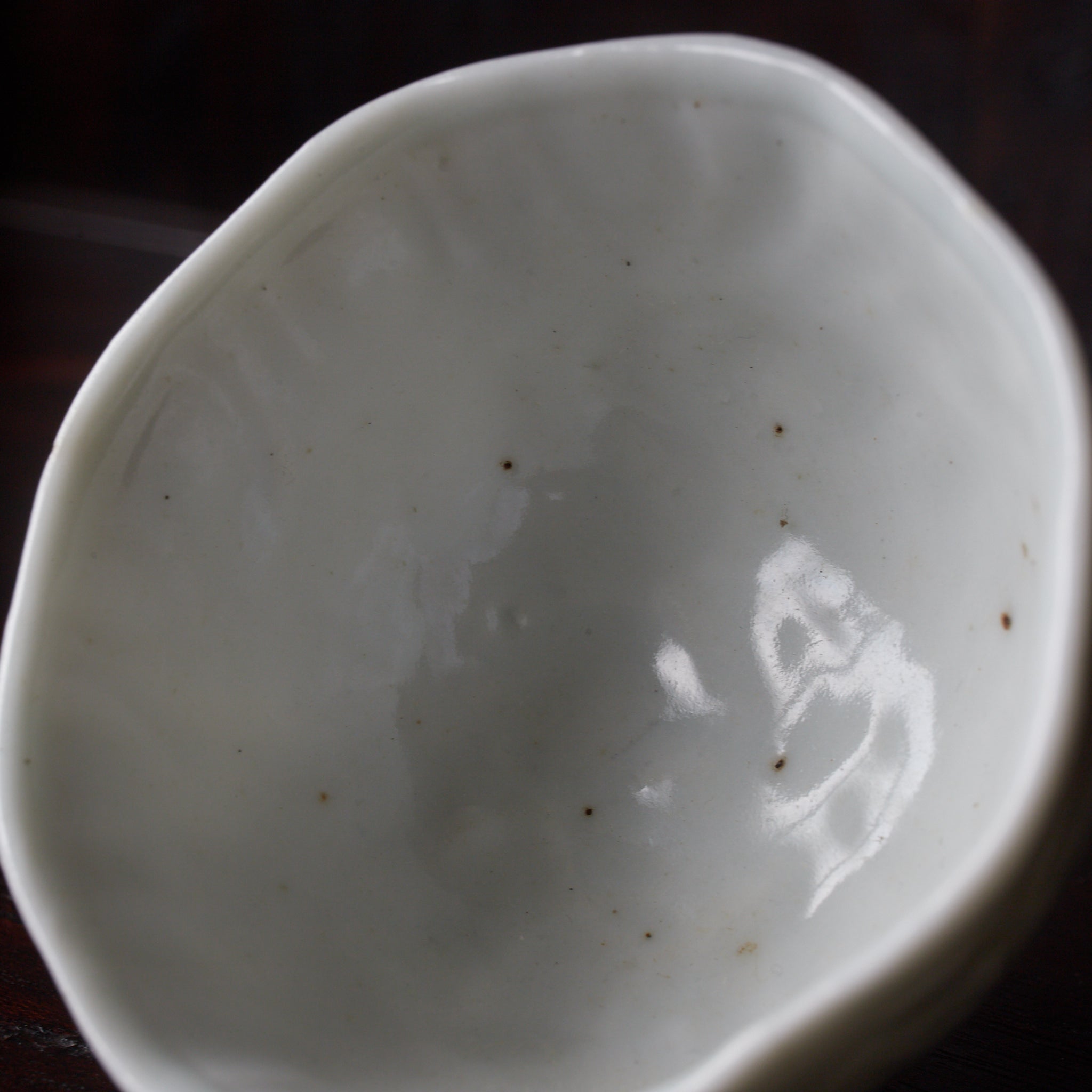 ACHTECKIG BECHER, Dehua-Keramik, weißporzellan mit reliefgeschnitzter fabelwesen-design